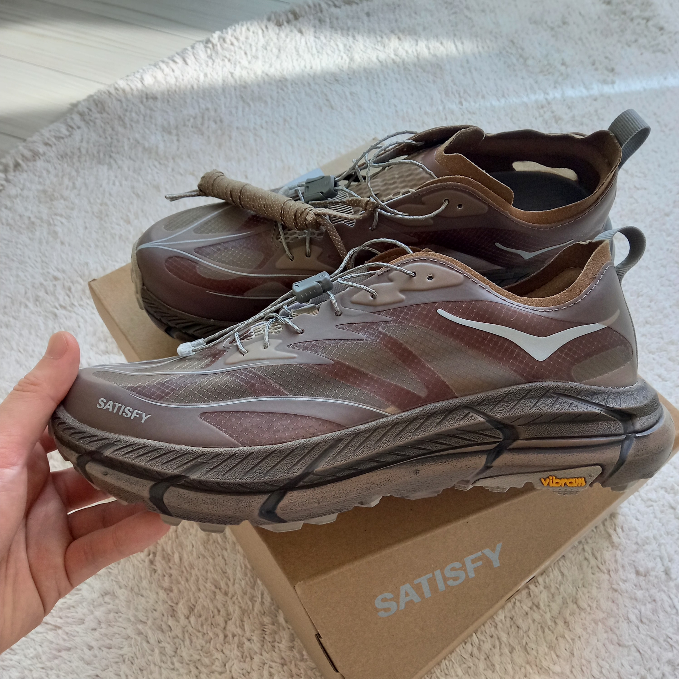 Hoka x Satisfy Mafate Speed 4 Lite Rubber 착용 스타일 - 1