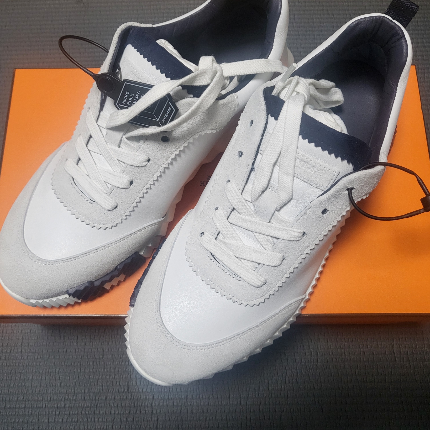 Hermes Bouncing Sneakers Calfskin Suede Goatskin & Blanc 착용 스타일