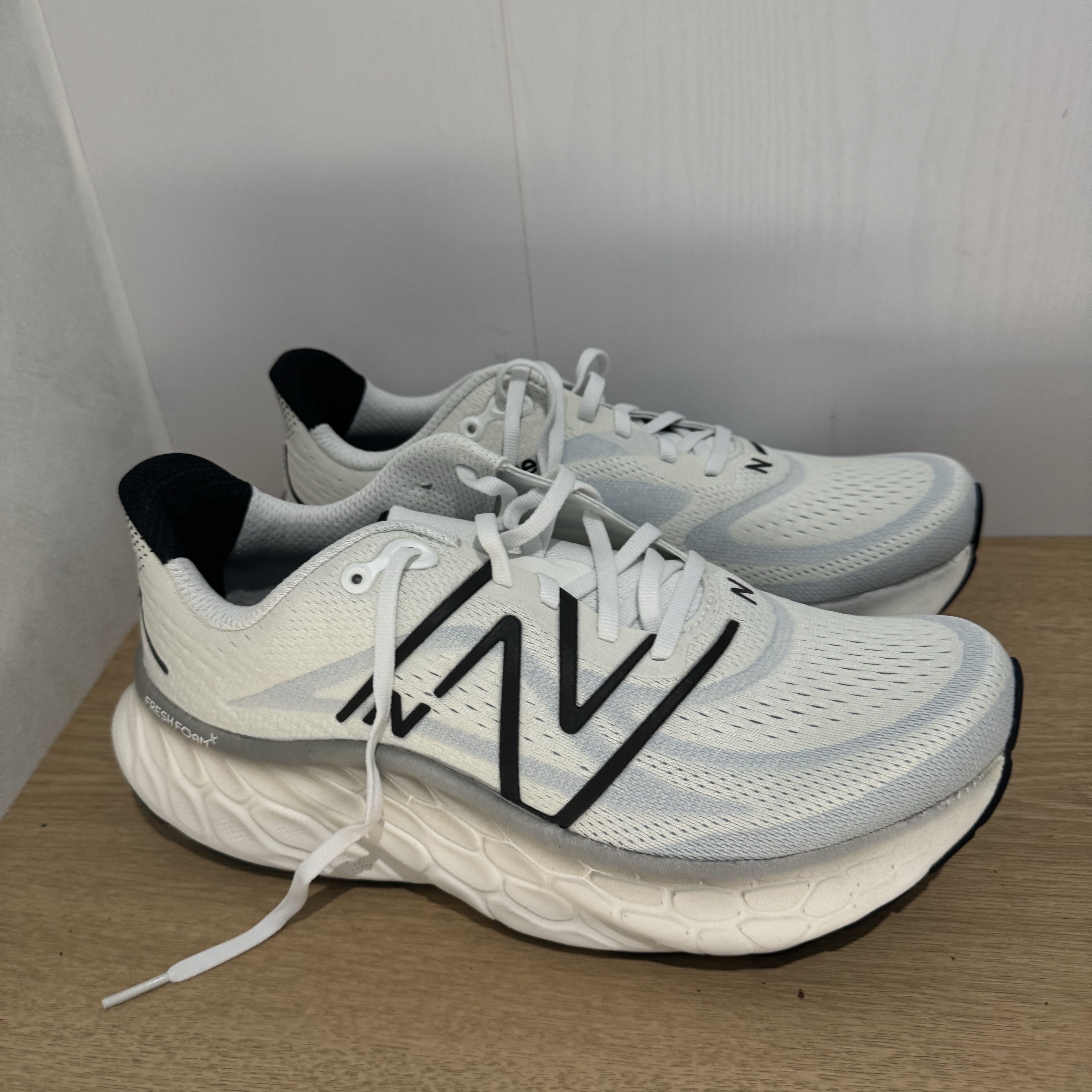 New Balance Fresh Foam X More v4 White Black Metallic - 2E Wide 착용 스타일