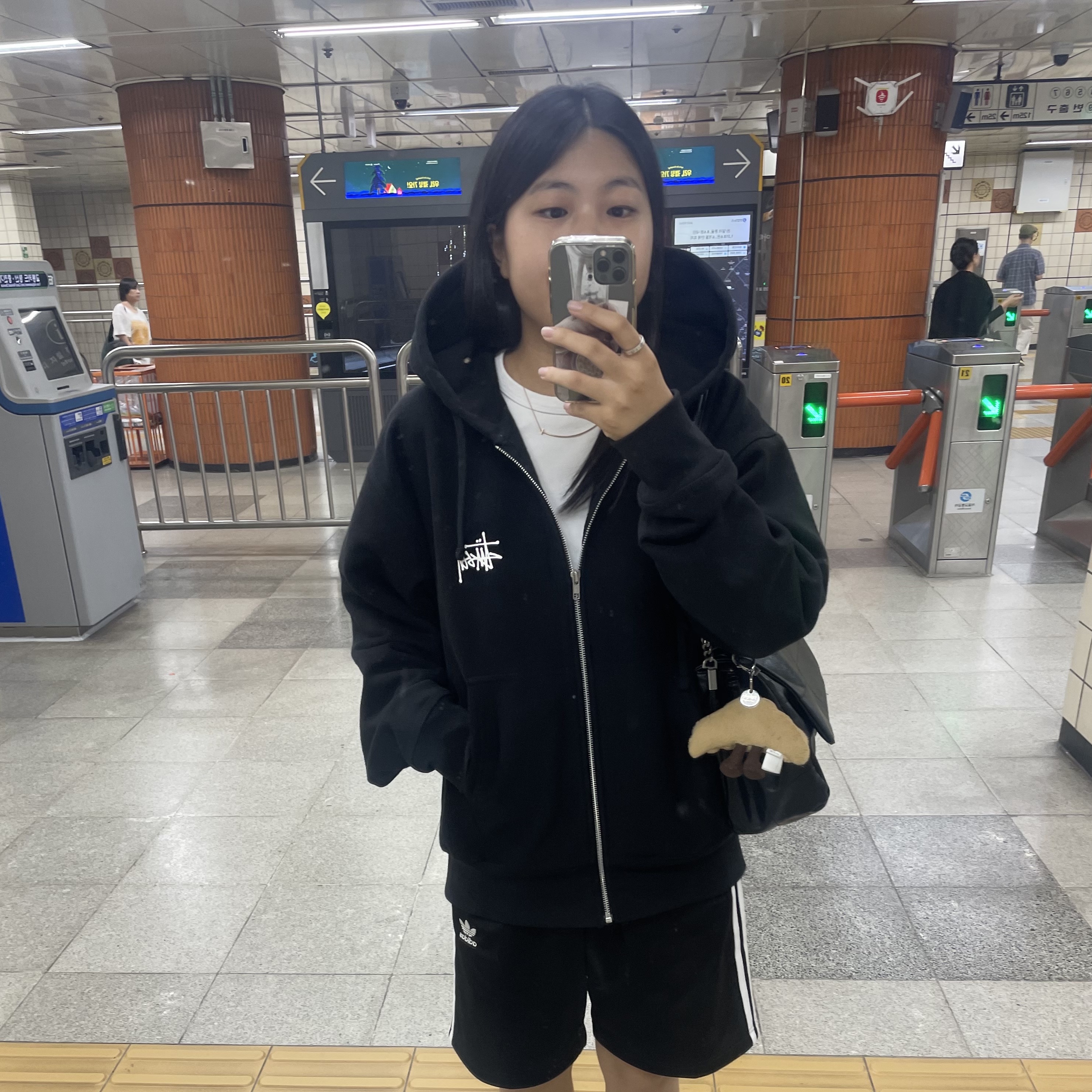 Stussy Basic Zip Hoodie Black, Jellycat Amuseable Croissant Bag Charm Brown 착용 스타일