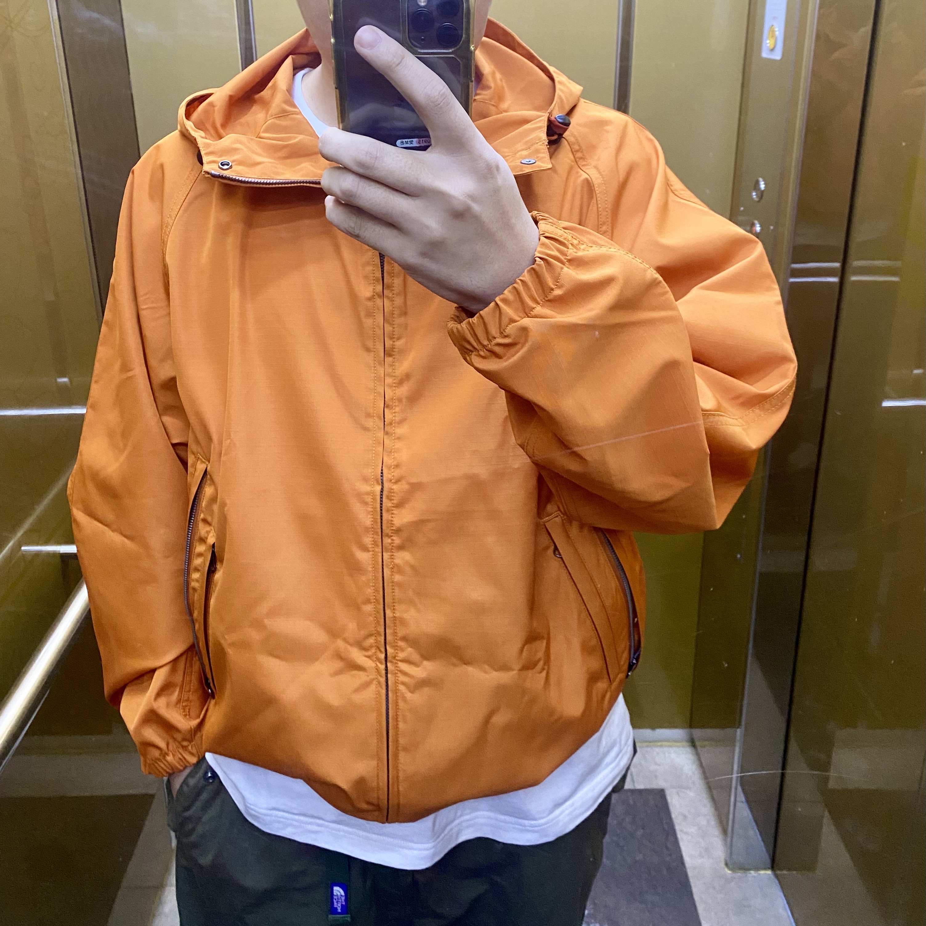The North Face Purple Label Mountain Wind Parka Orange 착용 스타일