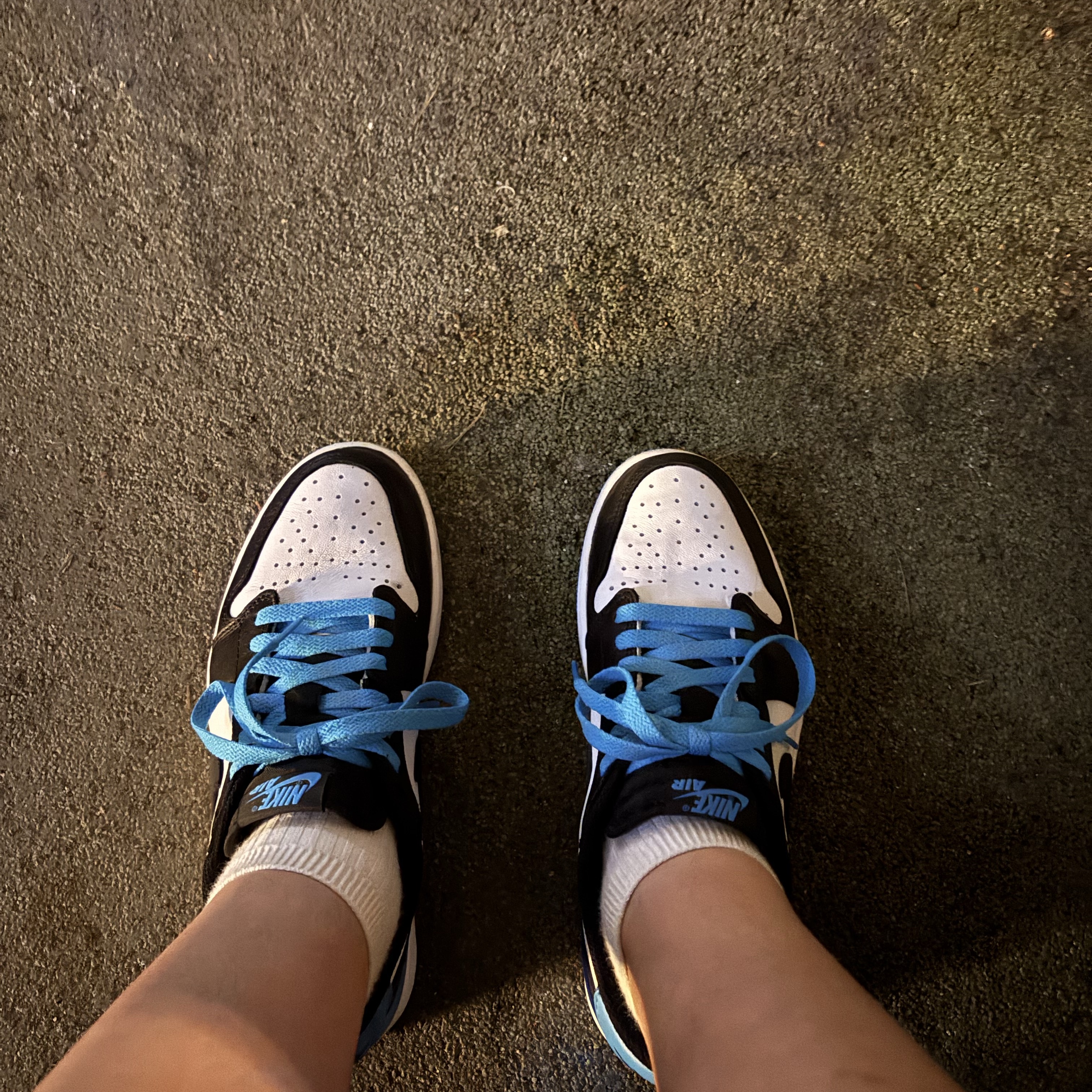 Jordan 1 Retro Low OG Black and Dark Powder Blue 착용 스타일
