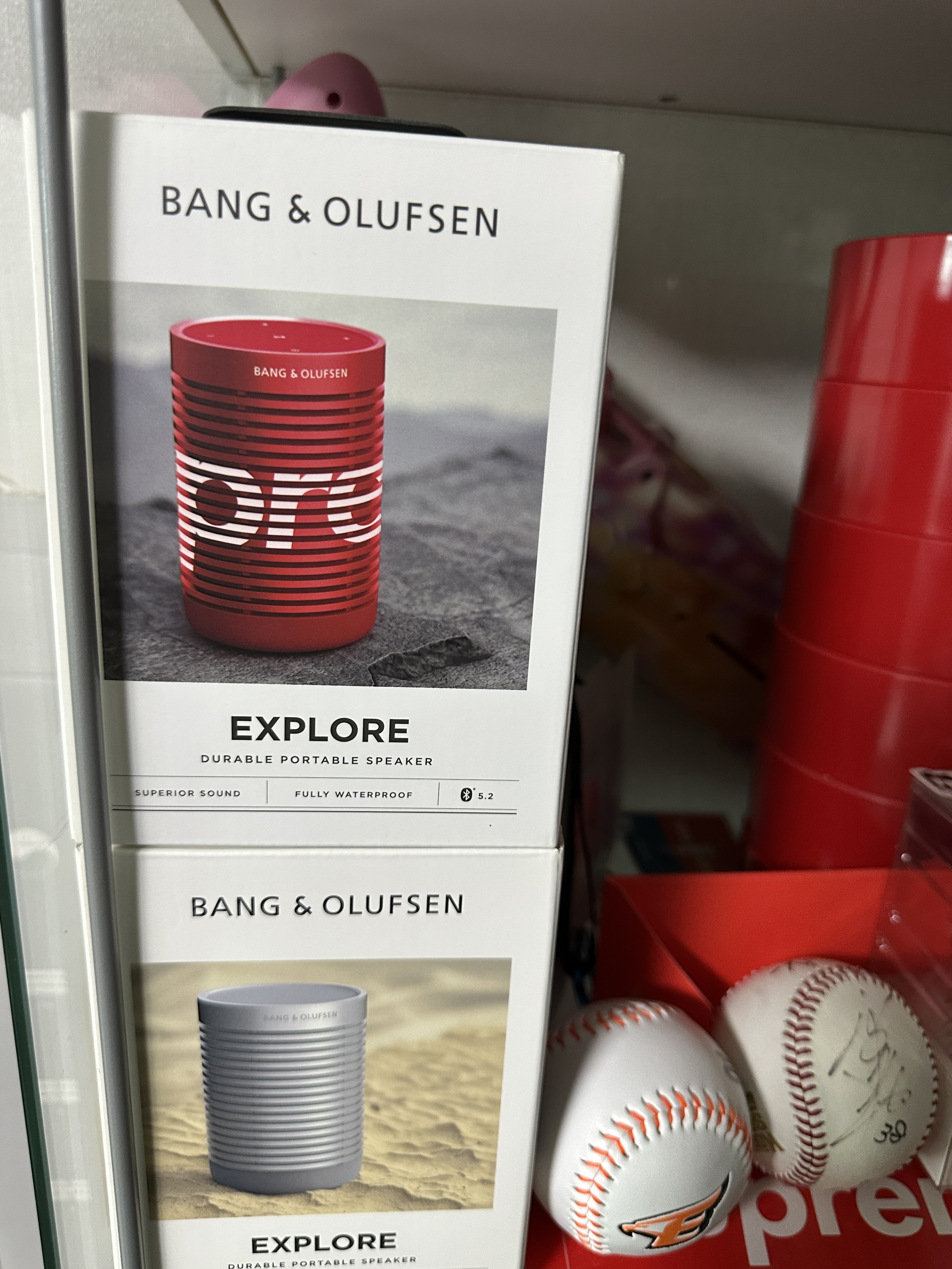 Bang & Olufsen Beosound Explore Grey Mist 착용 스타일