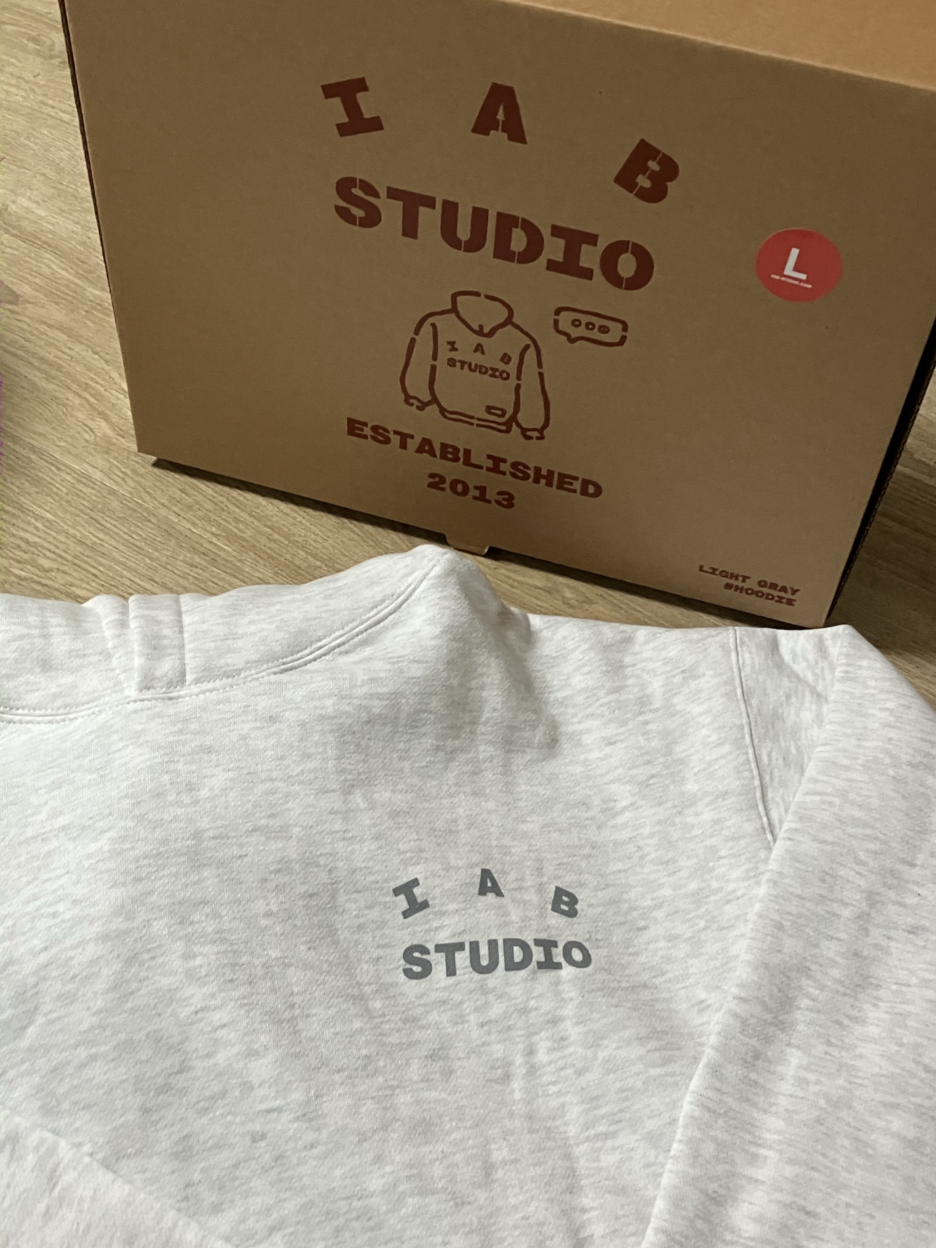 IAB Studio Hoodie Light Gray 착용 스타일 - 1
