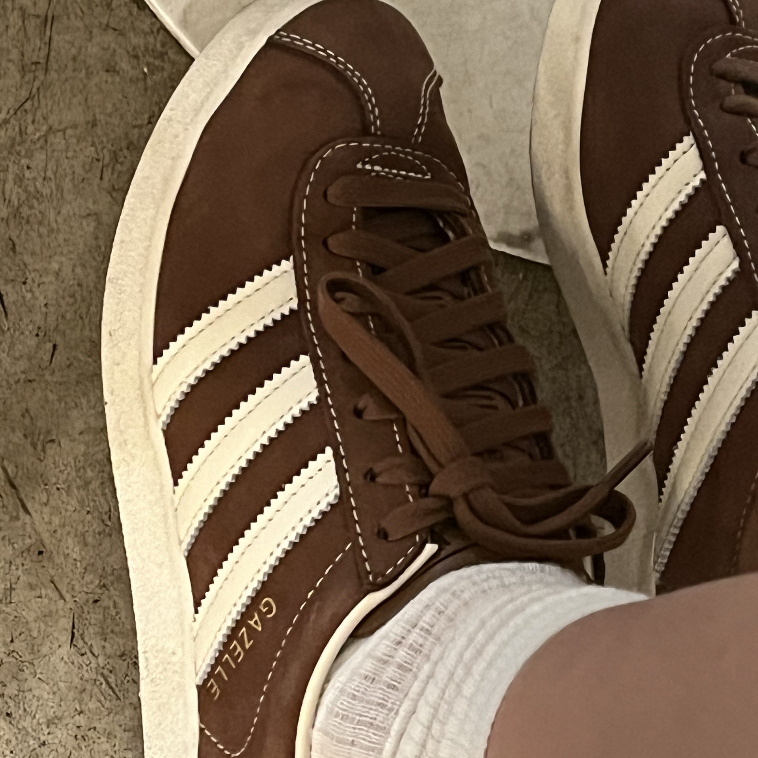 Adidas Gazelle 85 Preloved Brown Chalk White 착용 스타일 - 1