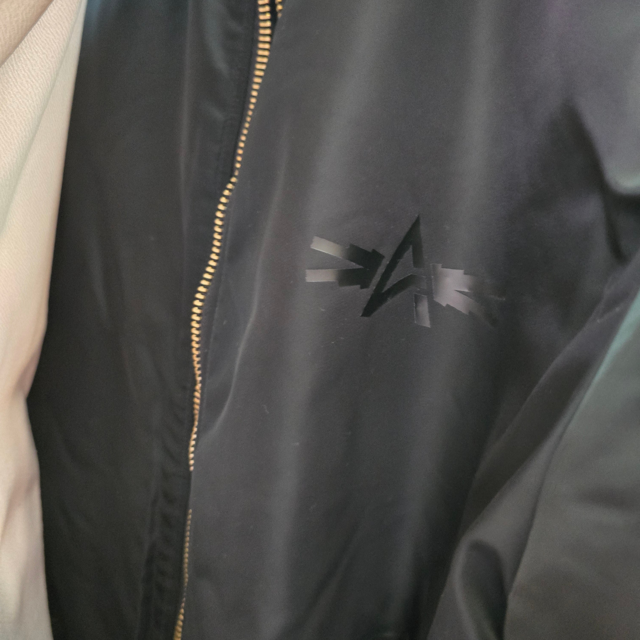 [LE SSERAFIM x Alpha Industries] MA-1 Flight Jacket 착용 스타일 - 3