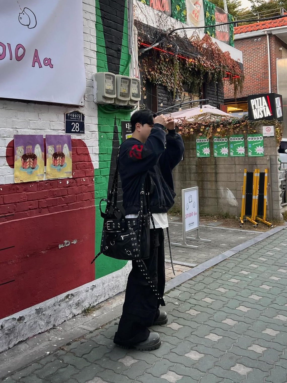 Balenciaga Paris Vintage Logo 22 Zip-Up Hoodie Dark Navy, Balenciaga Flared Cargo Pants Black 착용 스타일