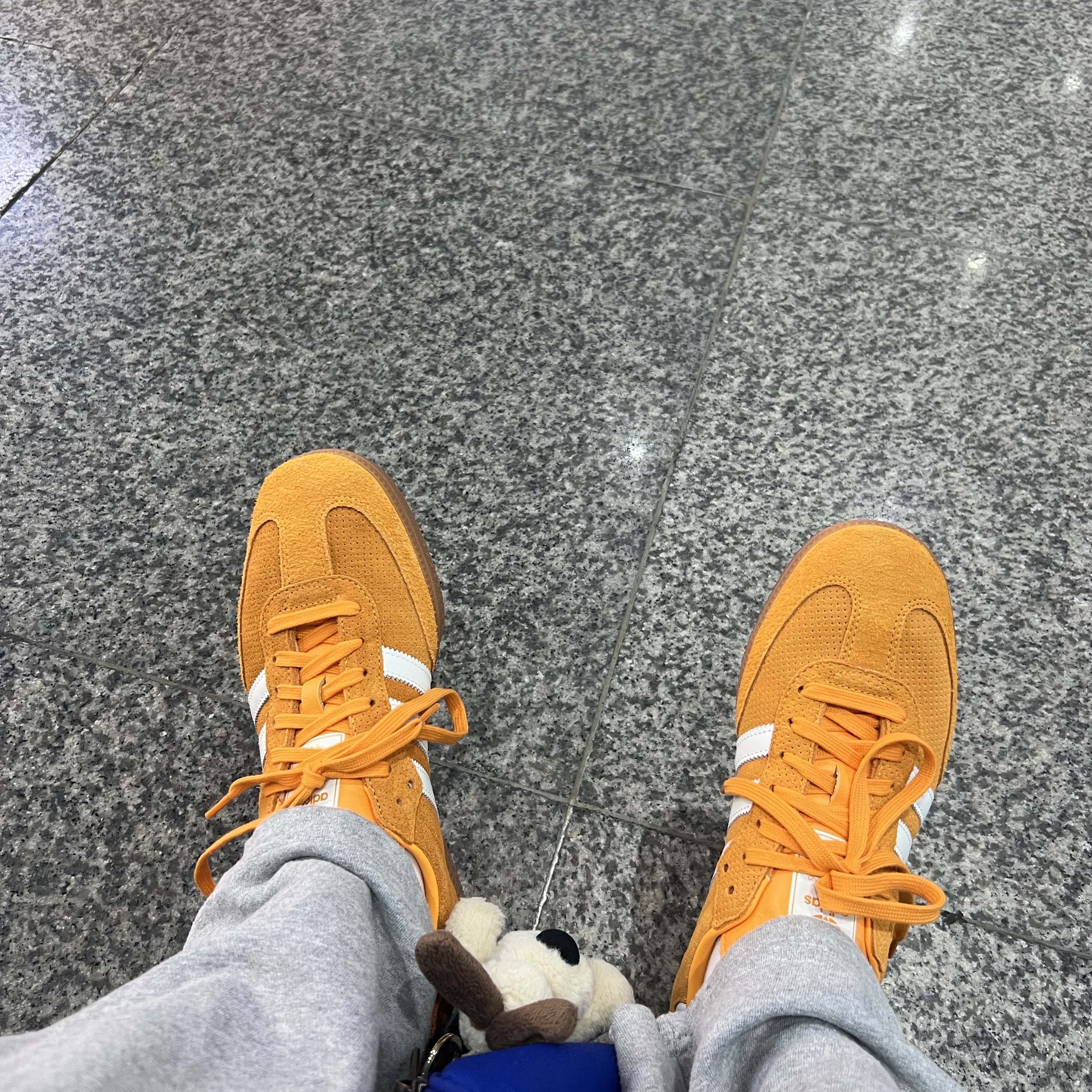 Adidas Samba OG Orange Rush 착용 스타일