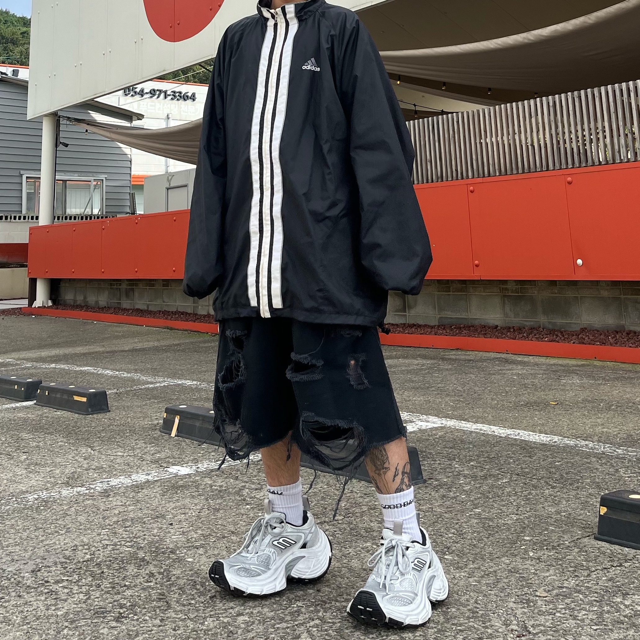 Balenciaga 10XL Sneakers White Grey Silver Black 착용 스타일 - 5