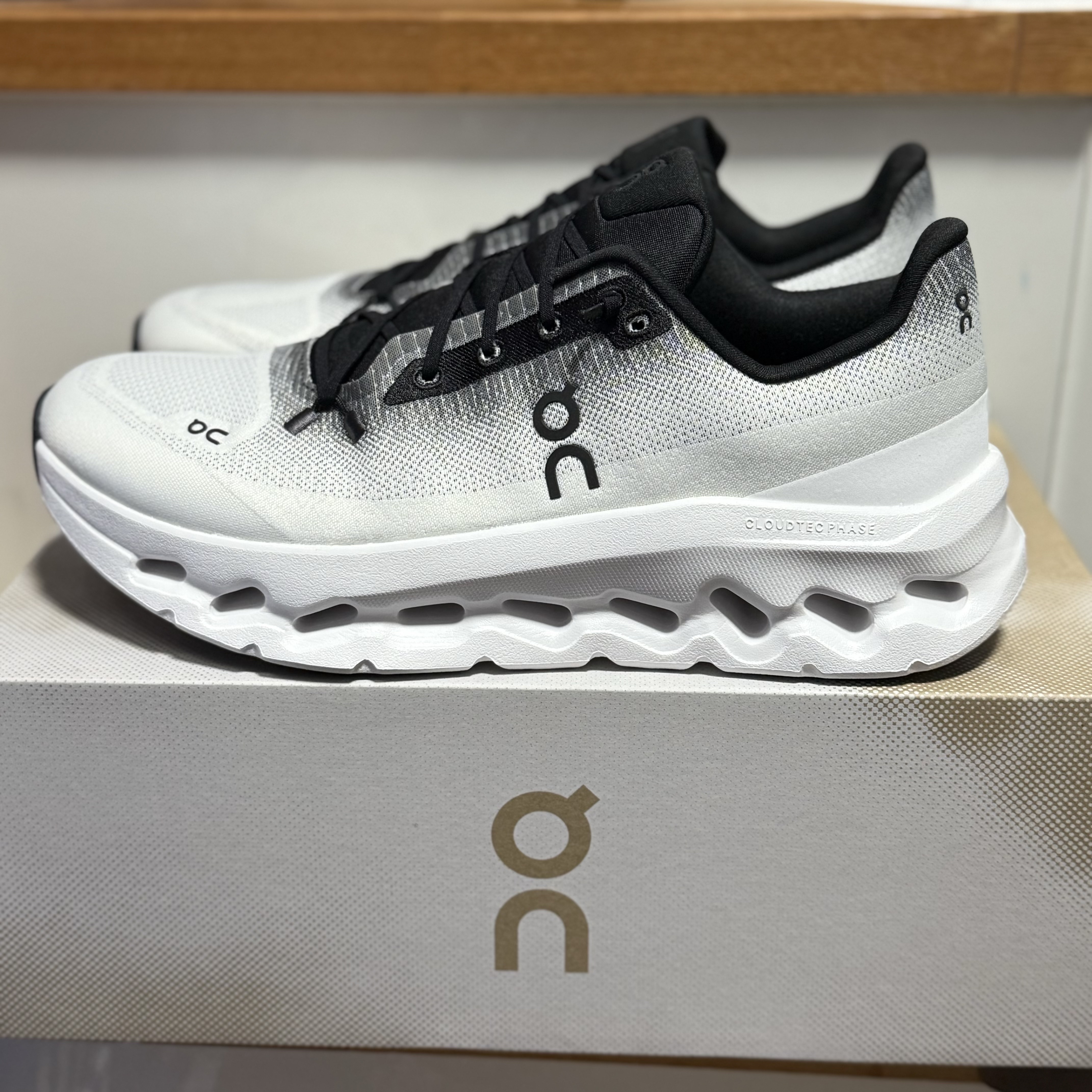 On Running Cloudtilt Black Ivory 착용 스타일