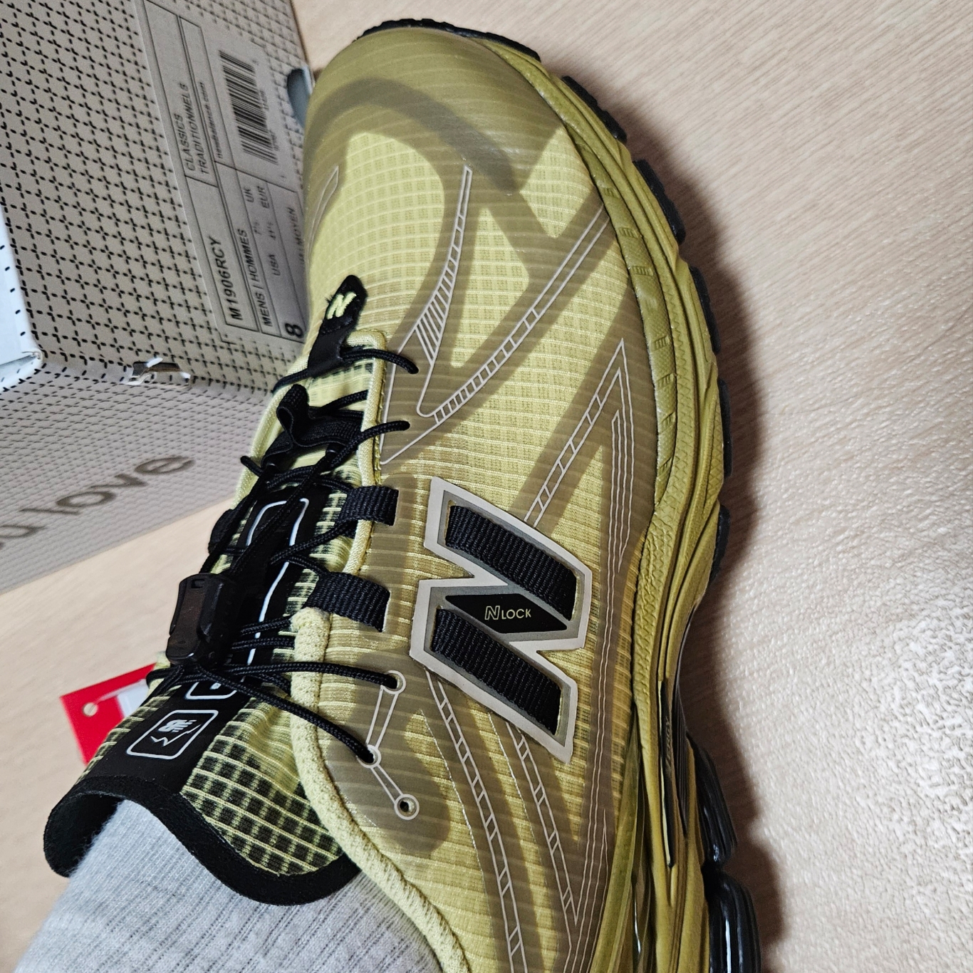 New Balance x Cayl 1906R Yellow 착용 스타일 - 2