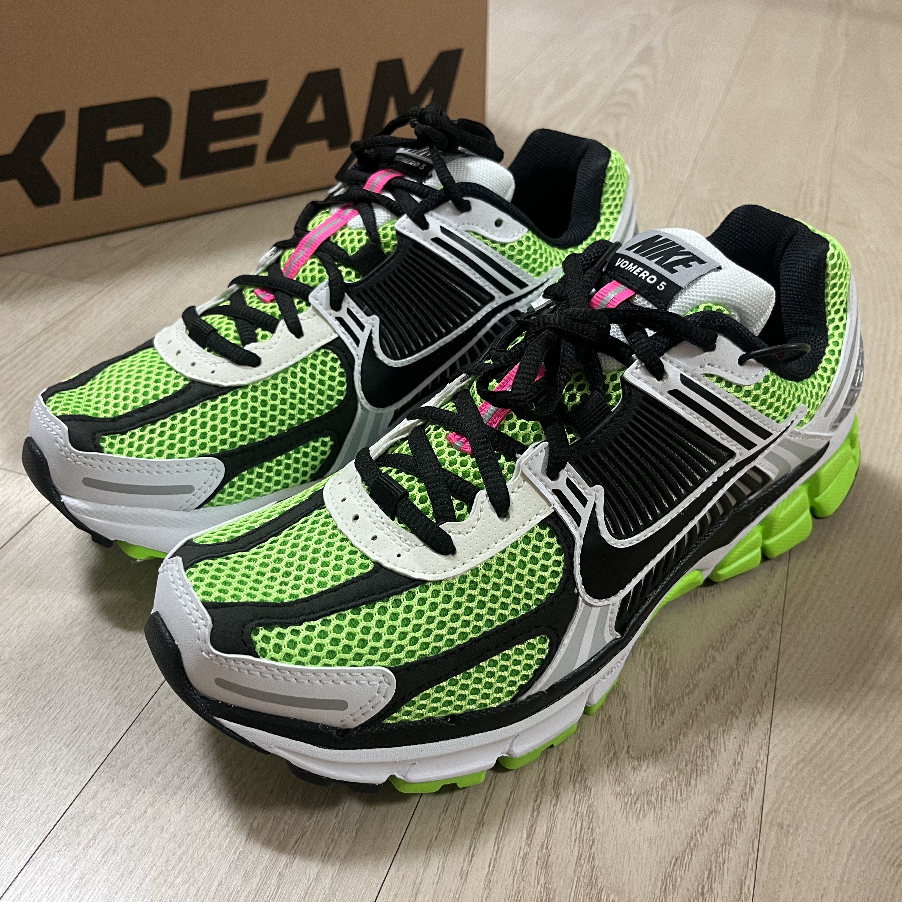 Nike Zoom Vomero 5 Electric Green Black 착용 스타일