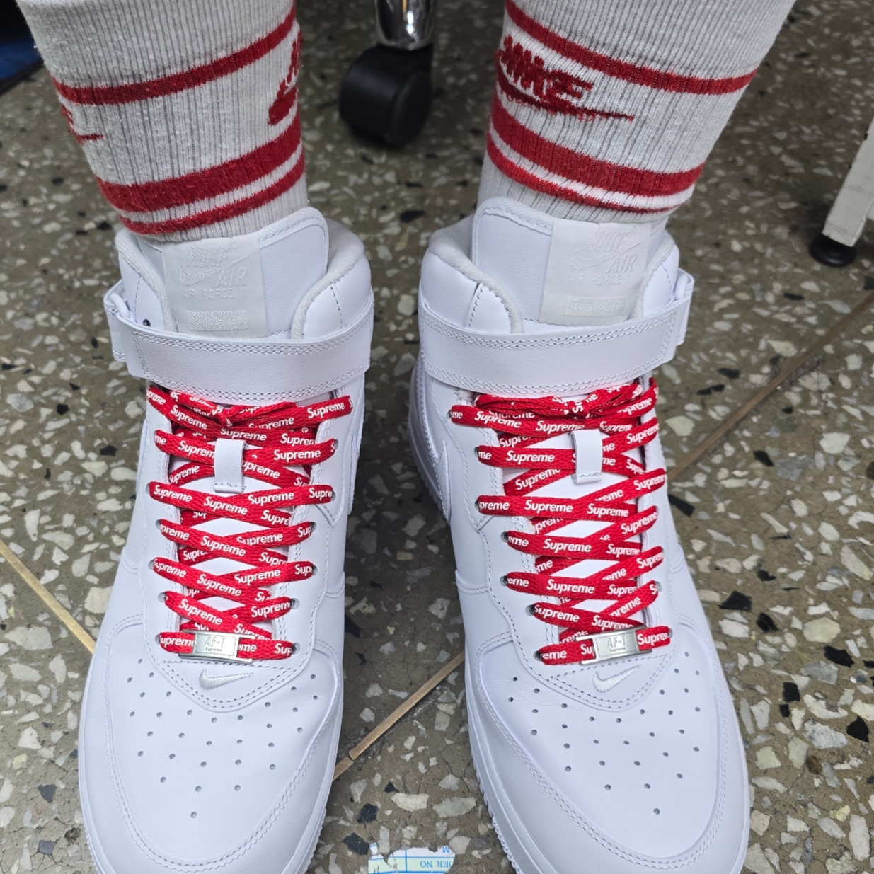 Nike x Supreme Air Force 1 Mid White 착용 스타일 - 1