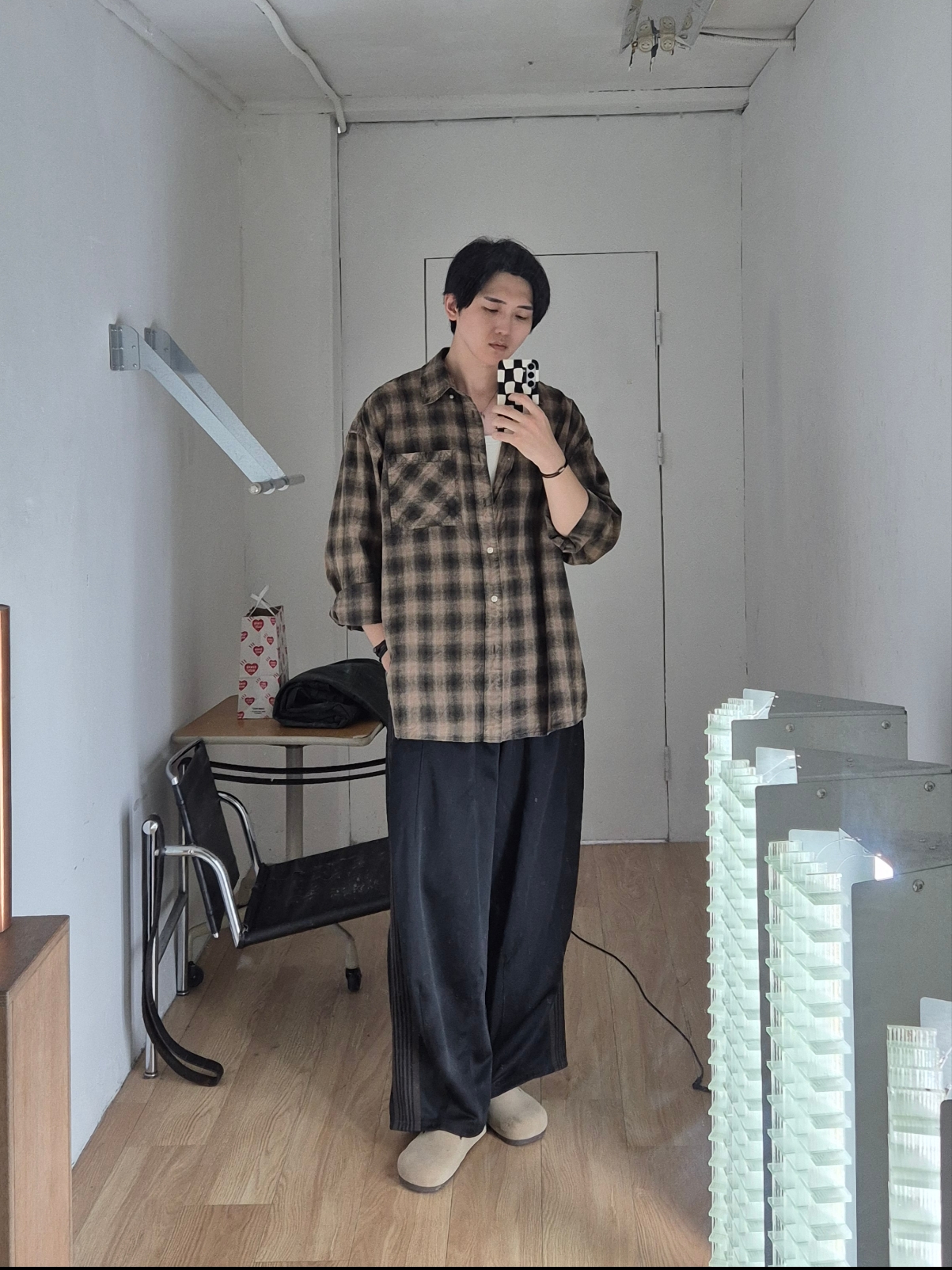 Needles H.D. Track Pants Poly Smooth Black 착용 스타일 - 1