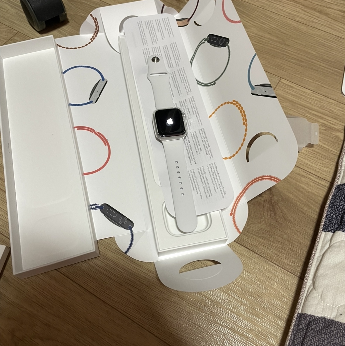 Apple Watch SE 40mm Cellular Silver Aluminum Case with Sport Band White (Korean Ver.) 착용 스타일