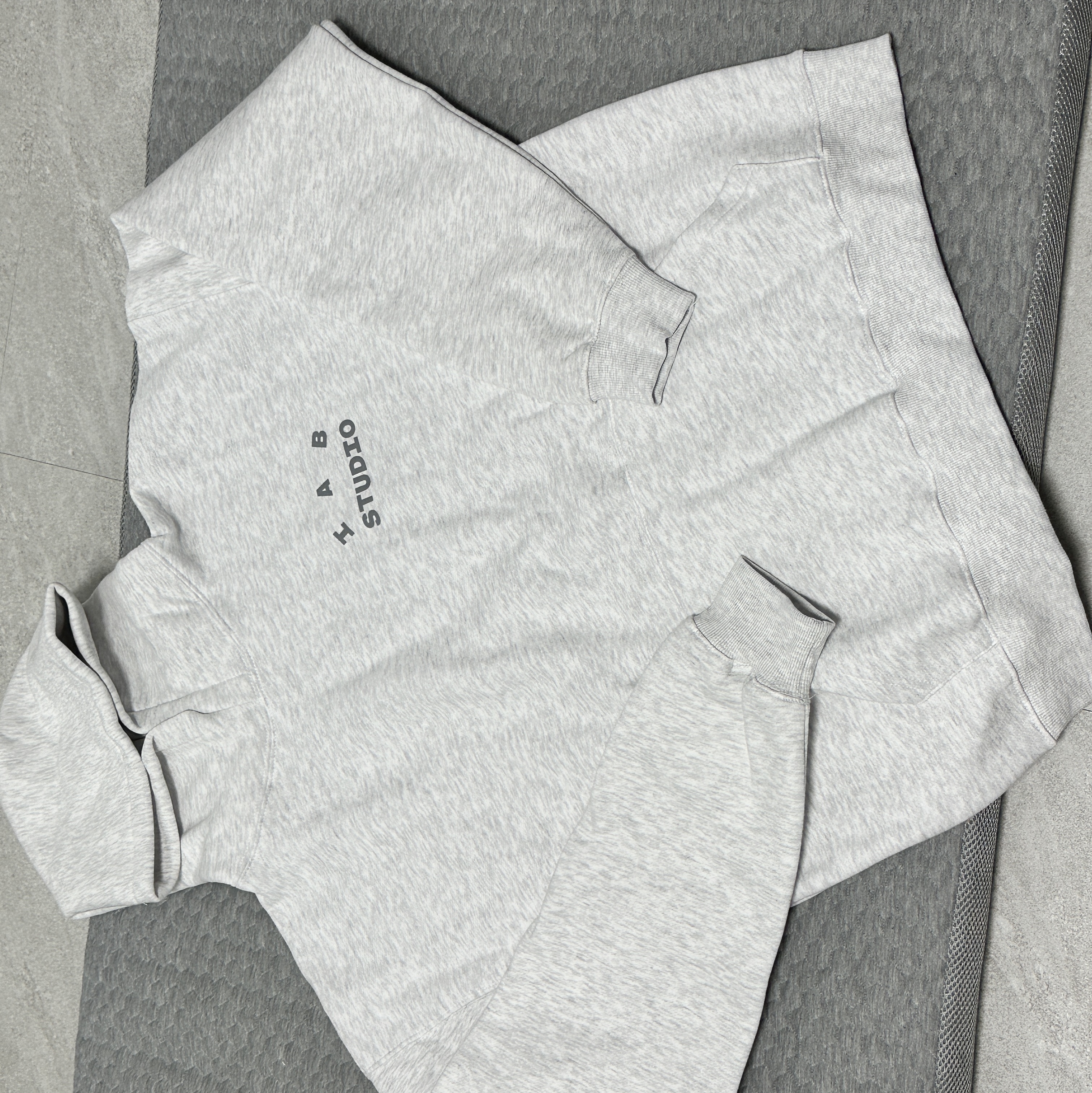 IAB Studio Hoodie Light Gray 착용 스타일 - 2