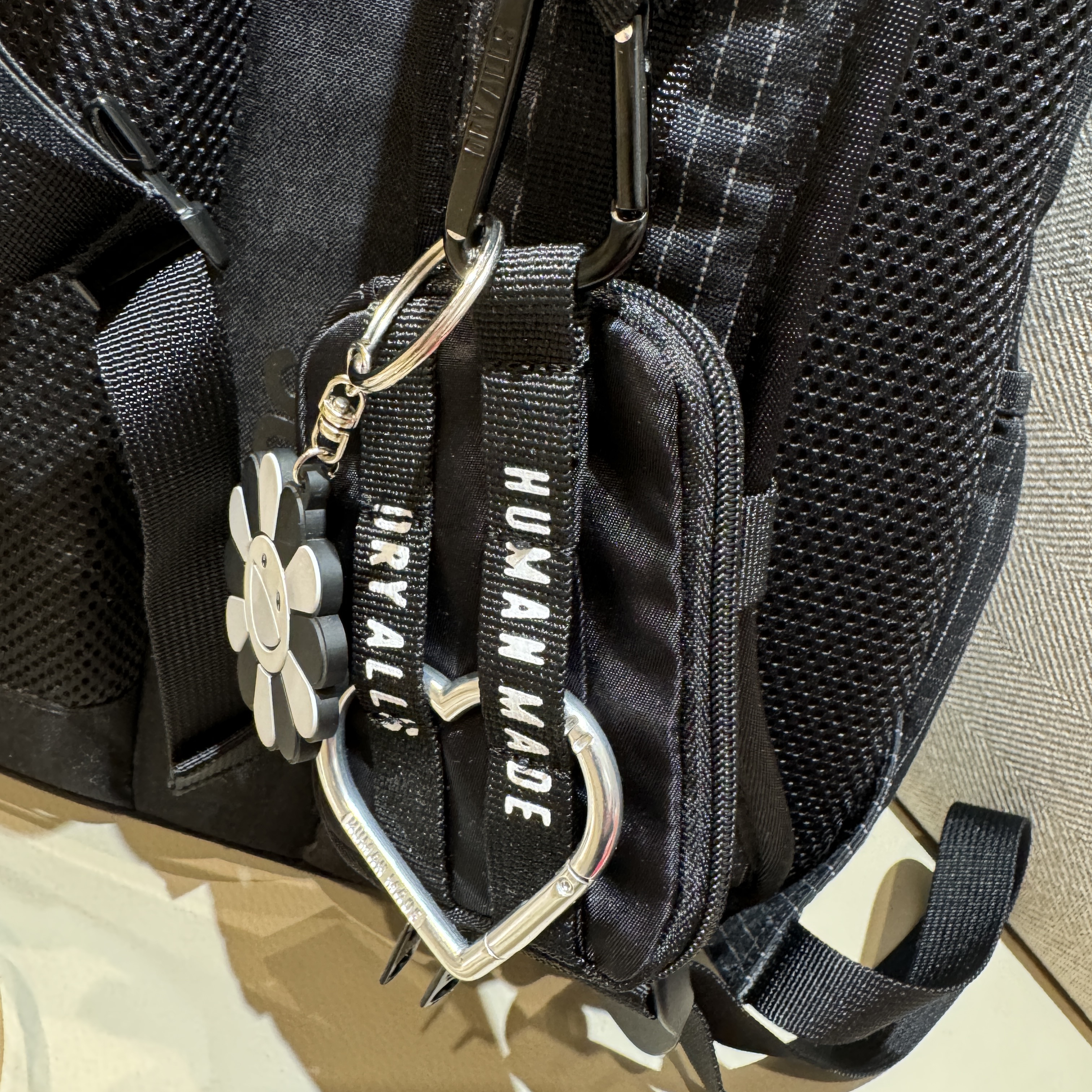 Kaikai Kiki Flower Rubber Keyring Gray Black, Human Made Military Card Case Black 착용 스타일