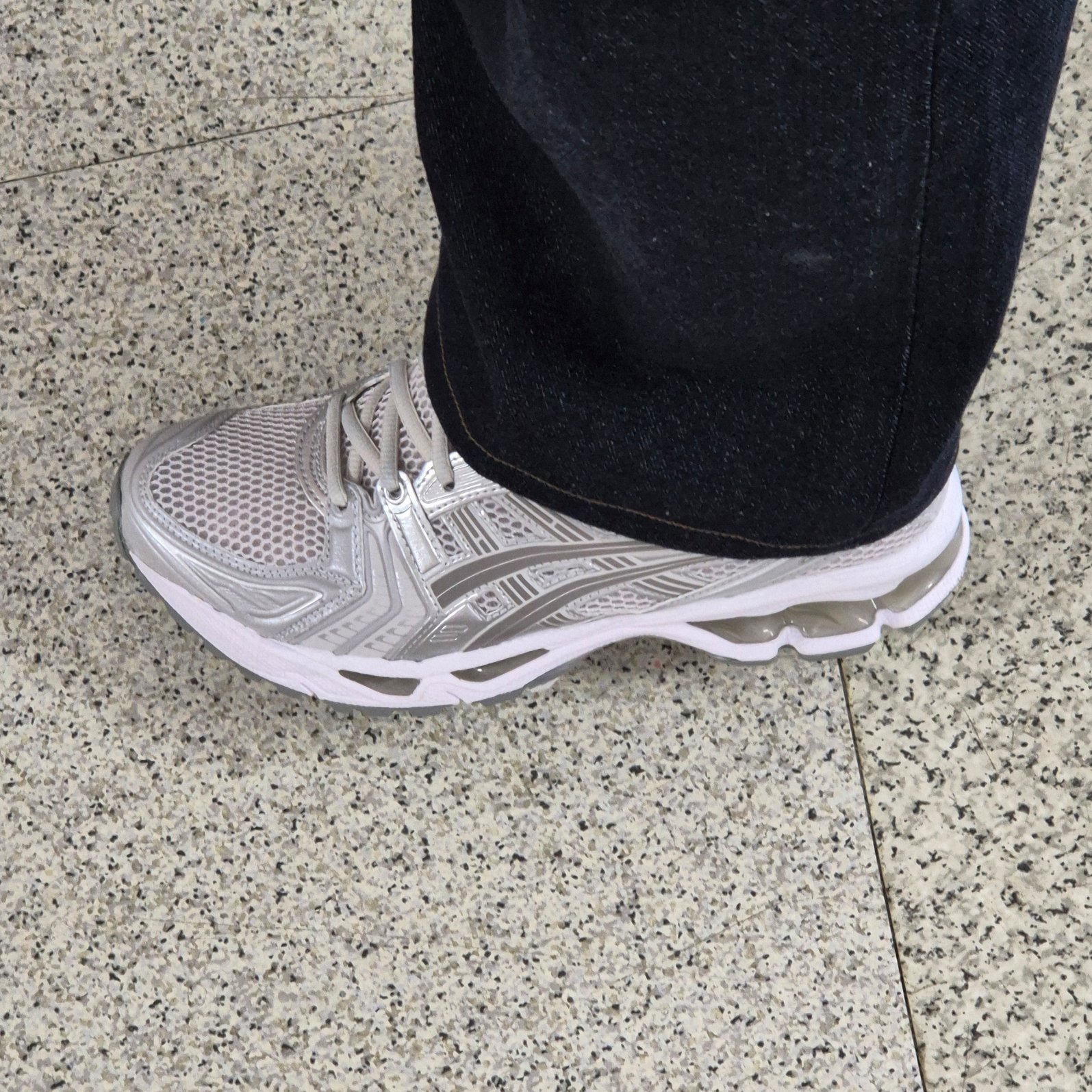 (W) Asics Gel-Kayano 14 Cloud Grey Clay Grey 착용 스타일