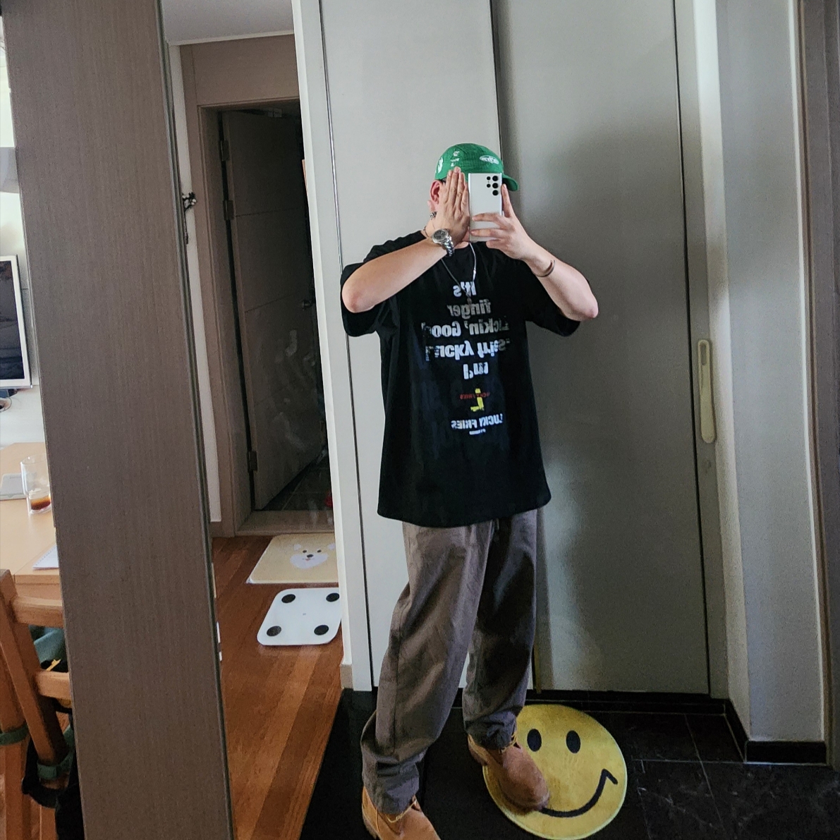 [예약배송] Ourpas Lucky Fries T Shirts Black 착용 스타일