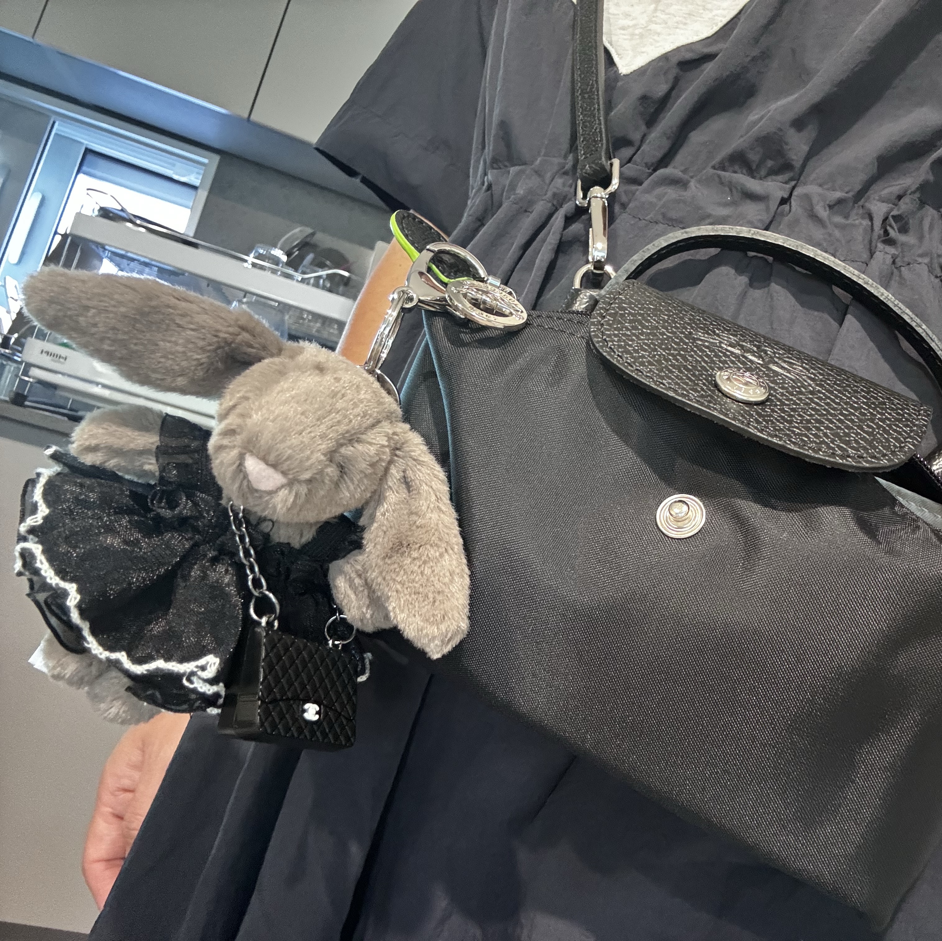 Jellycat Bashful Bunny Truffle Bag Charm Brown, Longchamp Le Pliage Green Handle Pouch Black 착용 스타일 - 1