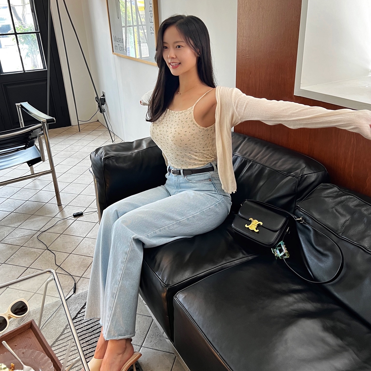 Celine Teen Triomphe Bag in Shiny Calfskin Black 착용 스타일 - 1
