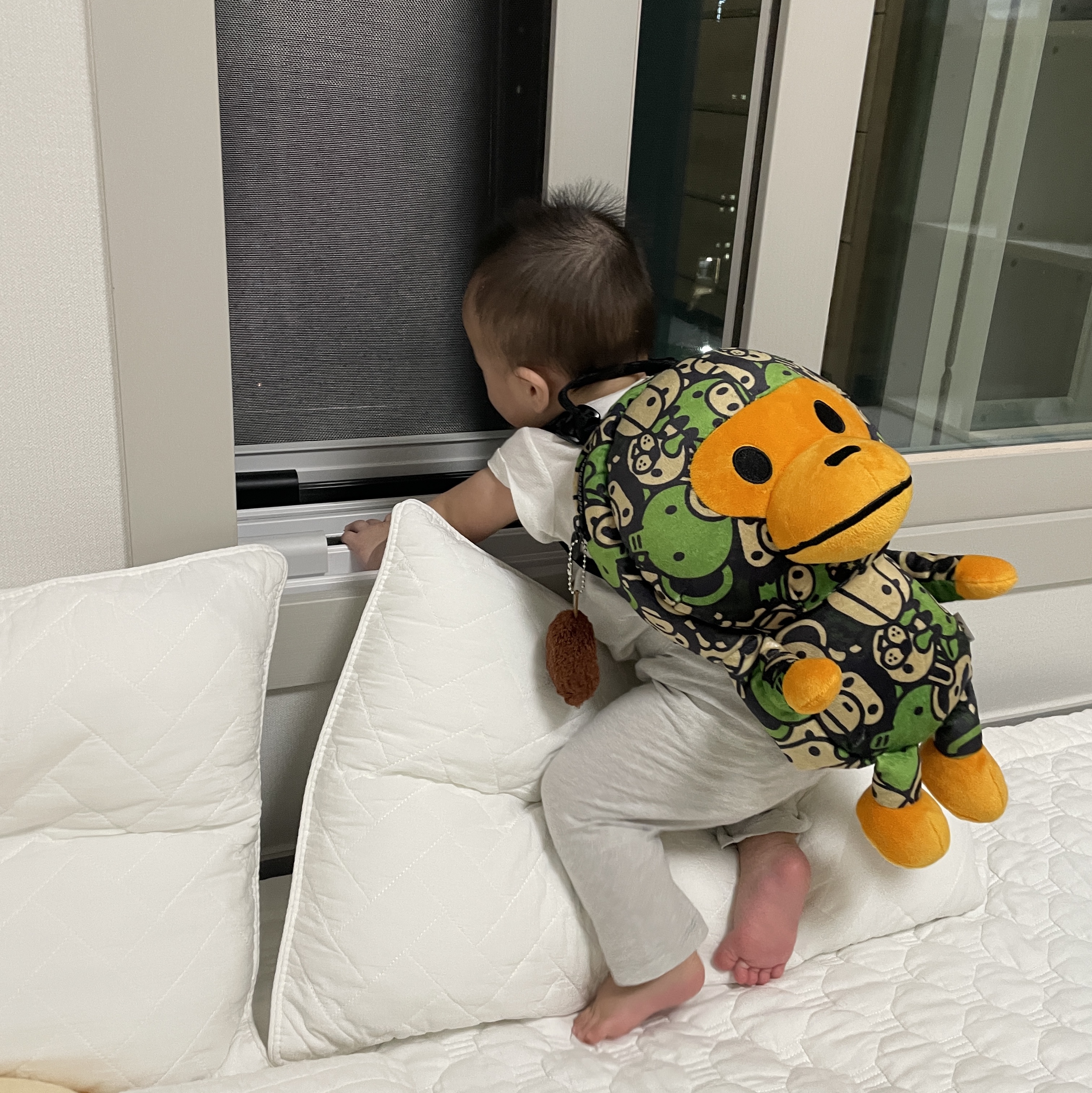 BAPE Baby Milo Plush Backpack Green 착용 스타일 - 1