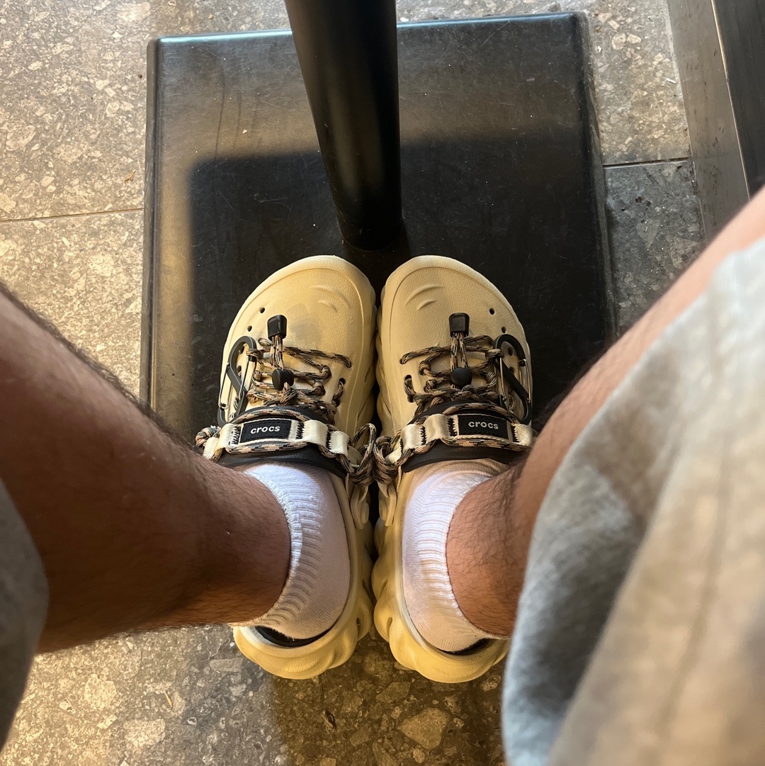 Crocs Echo Clog Bone Black 착용 스타일