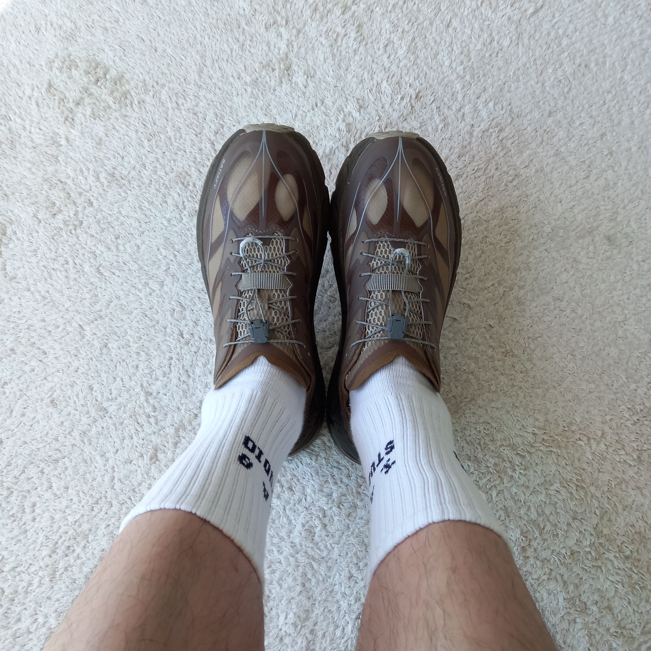 Hoka x Satisfy Mafate Speed 4 Lite Rubber 착용 스타일 - 1