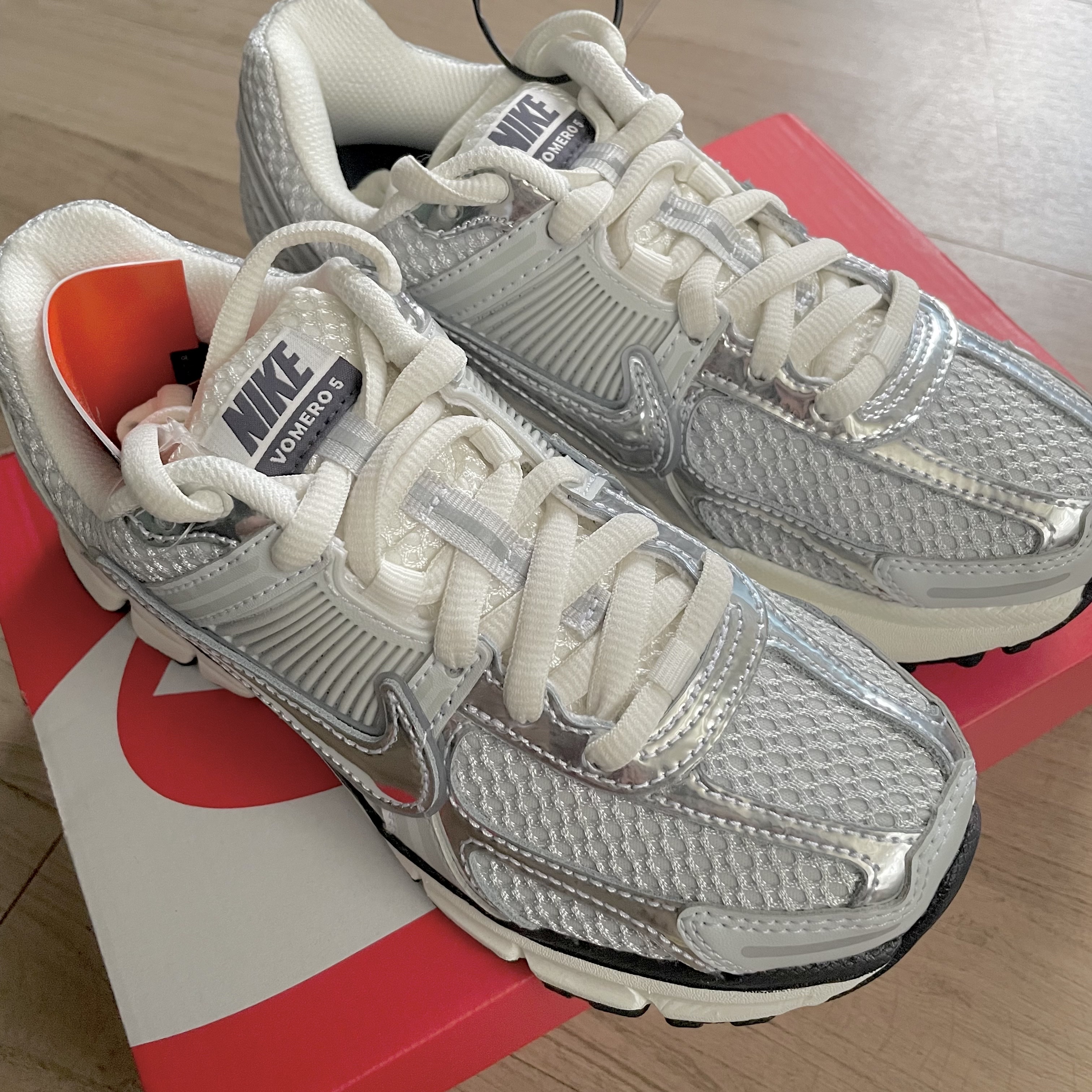 (W) Nike Zoom Vomero 5 Photon Dust and Metallic Silver 착용 스타일
