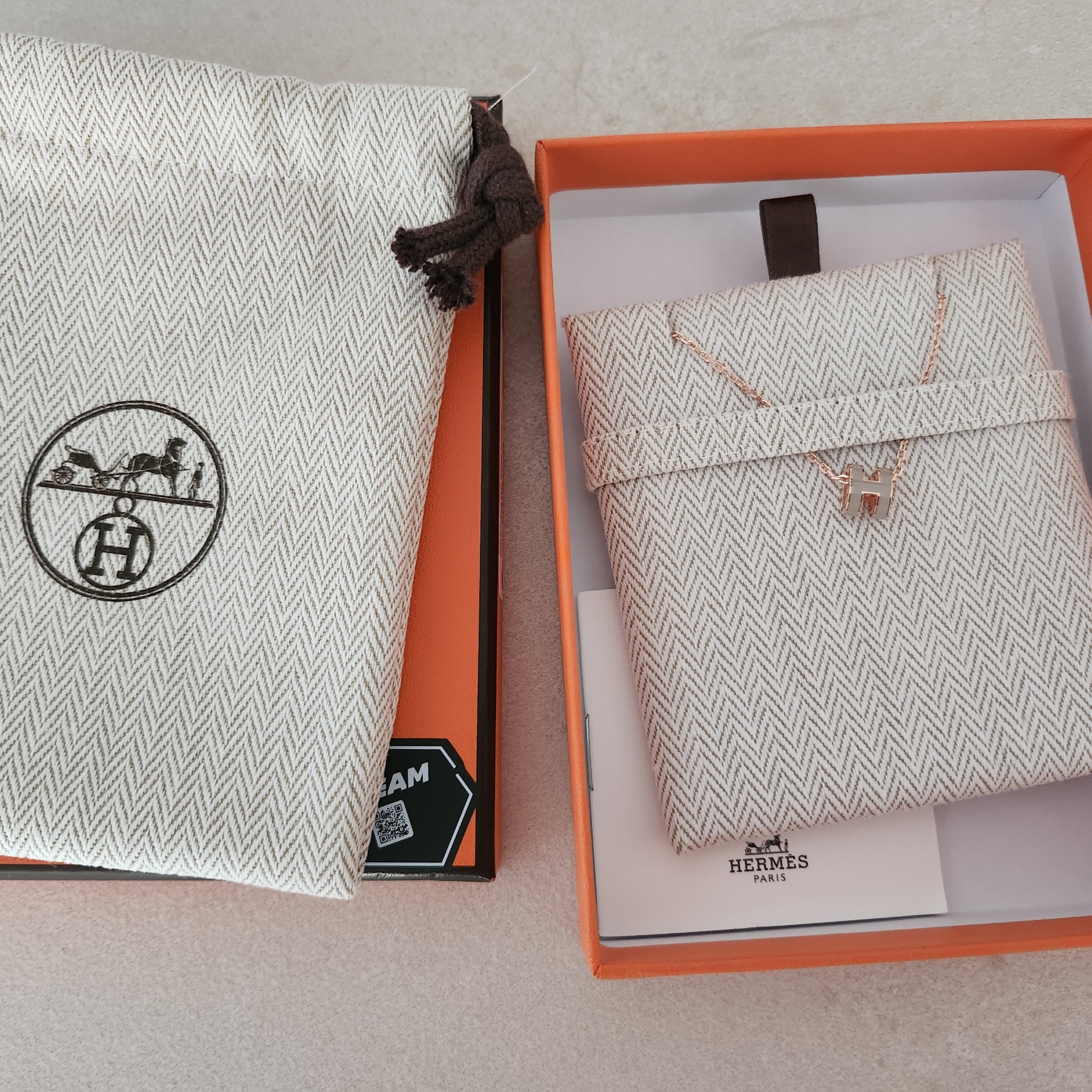 (W) Hermes Mini Pop H Pendant Rose Gold & Marron Glace 착용 스타일