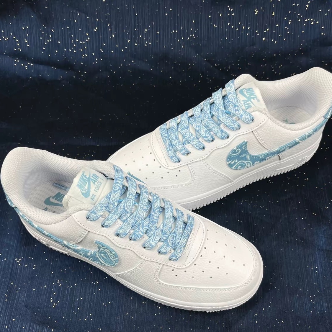 (W) Nike Air Force 1 '07 Essential Paisley Swoosh White Worn Blue 착용 스타일 - 1