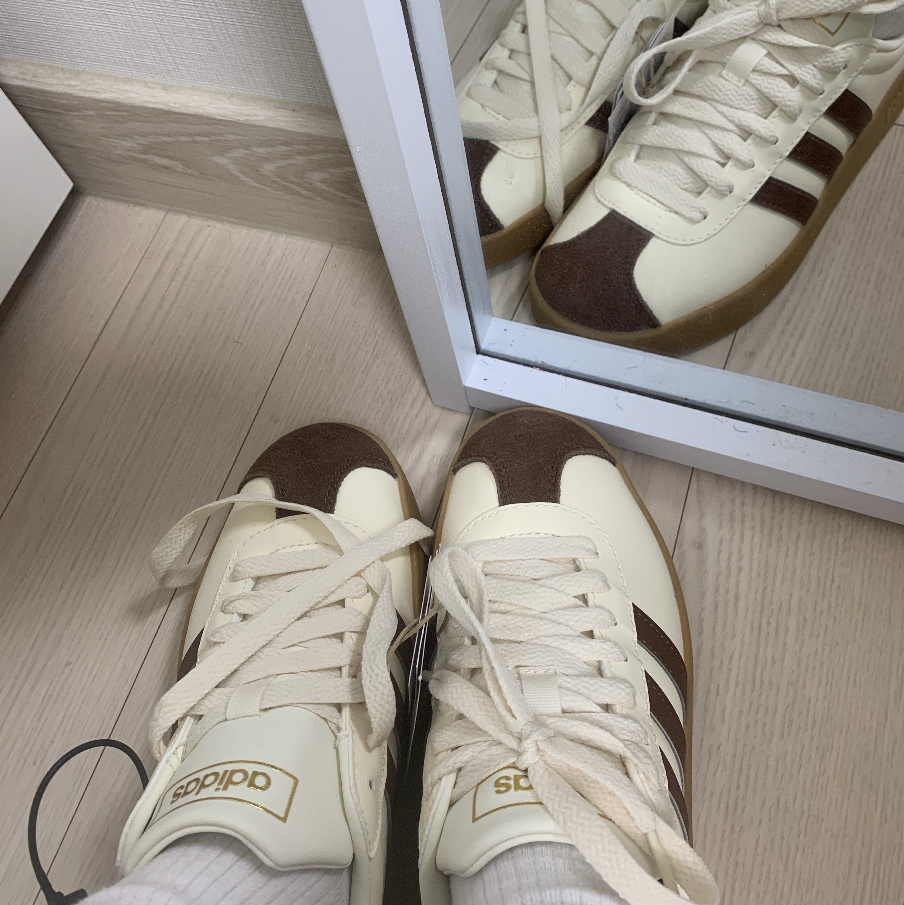 Adidas VL Court 2.0 Cream Brown 착용 스타일