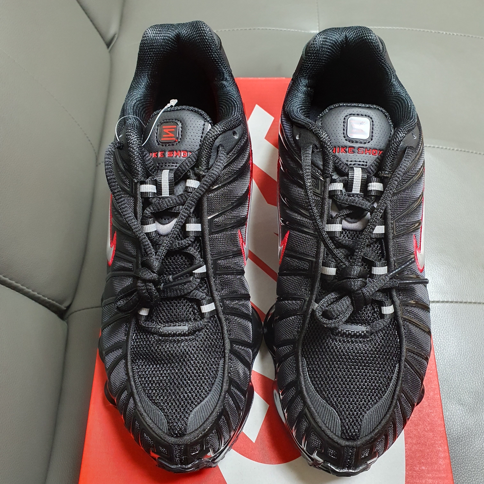 Nike Shox TL Black University Red 착용 스타일