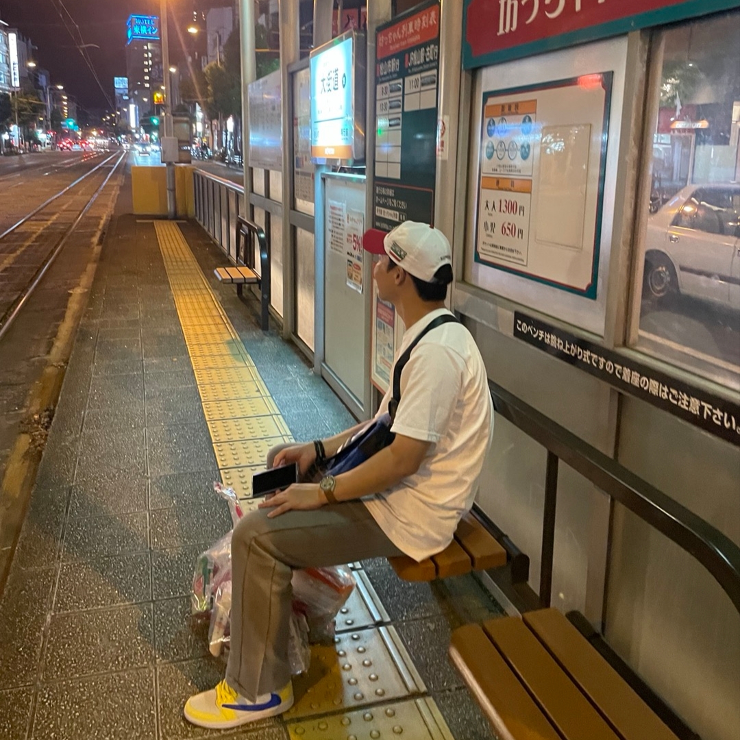 (W) Jordan 1 x Travis Scott Retro Low OG SP Canary, Nike x Peaceminusone Air Force 1 Low Para-Noise 3.0 Black and Multicolor 착용 스타일 - 2