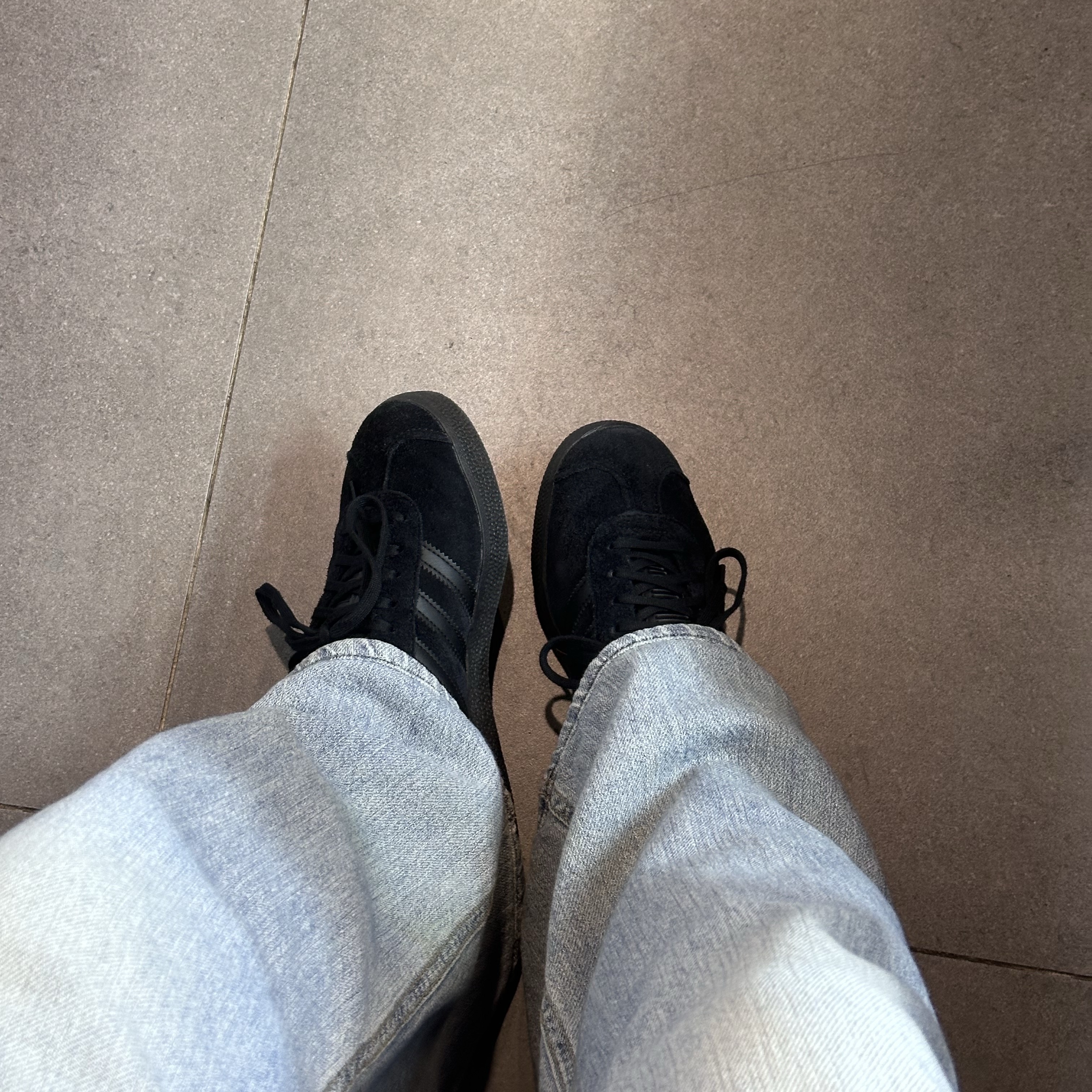 Adidas Gazelle Triple Black 착용 스타일