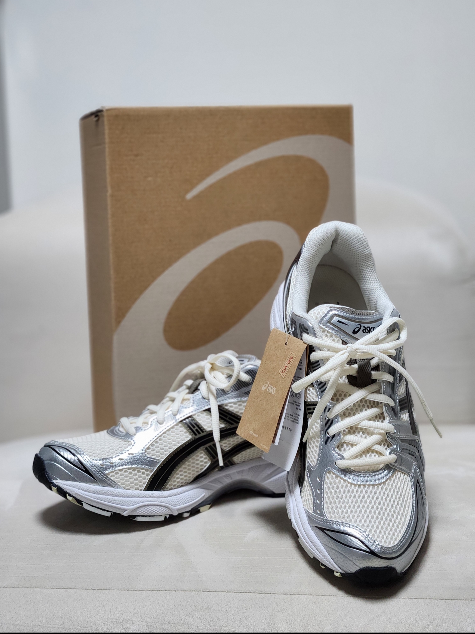 Asics Gel-Kayano 14 Cream Black 착용 스타일 - 1