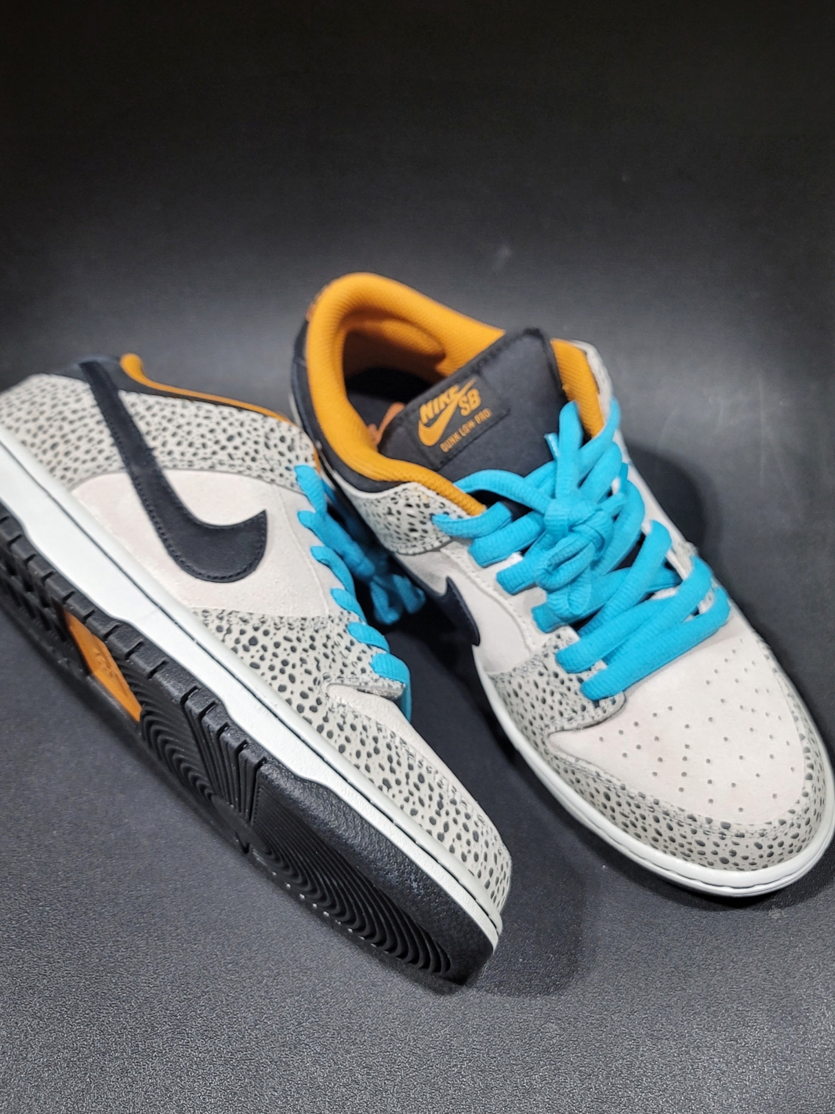 Nike SB Dunk Low Pro Electric Phantom and Black 착용 스타일 - 1