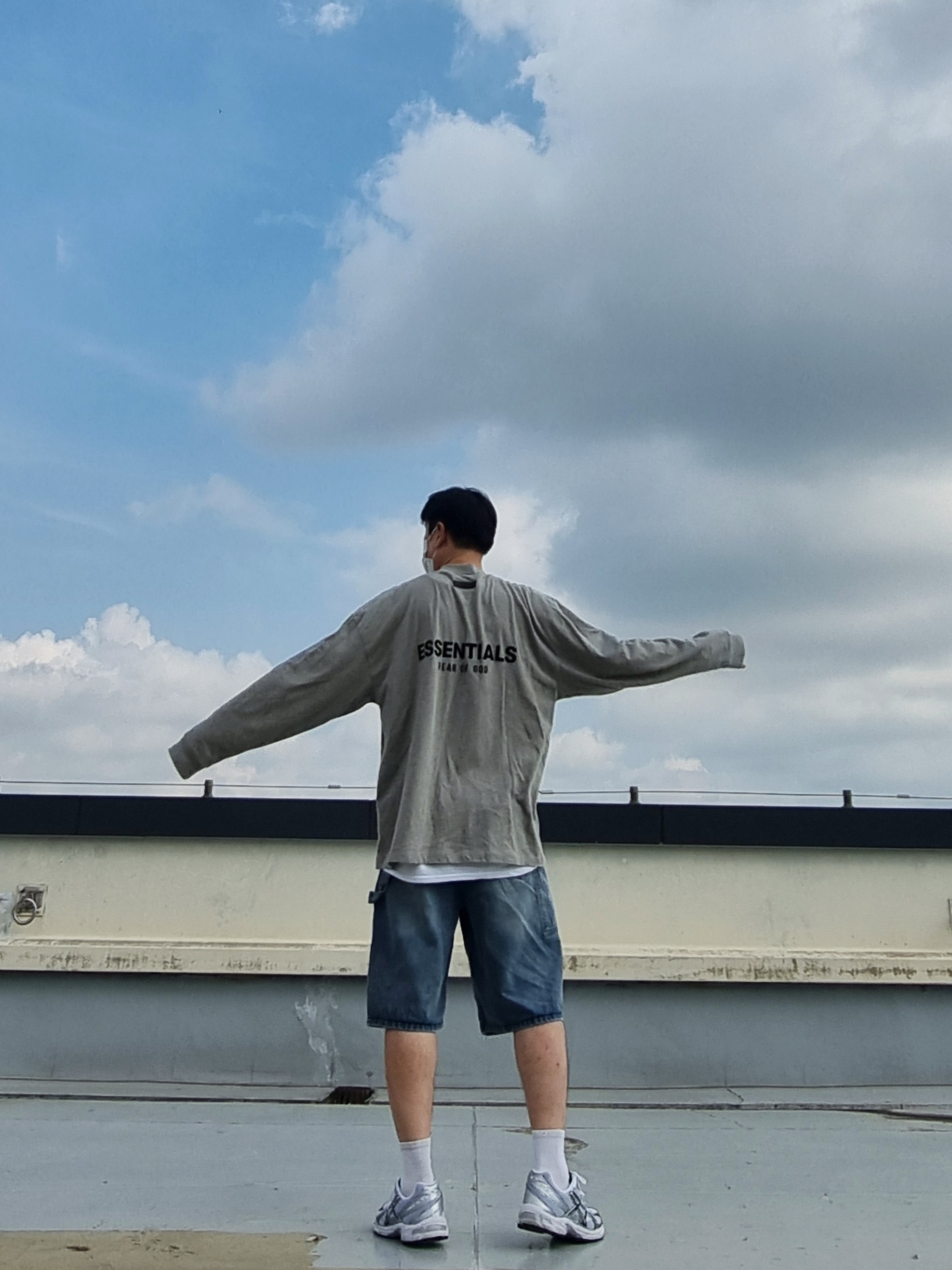 Asics Gel-1130 White Black, Essentials The Core Collection Long Sleeve T-Shirt Dark Oatmeal 착용 스타일 - 1