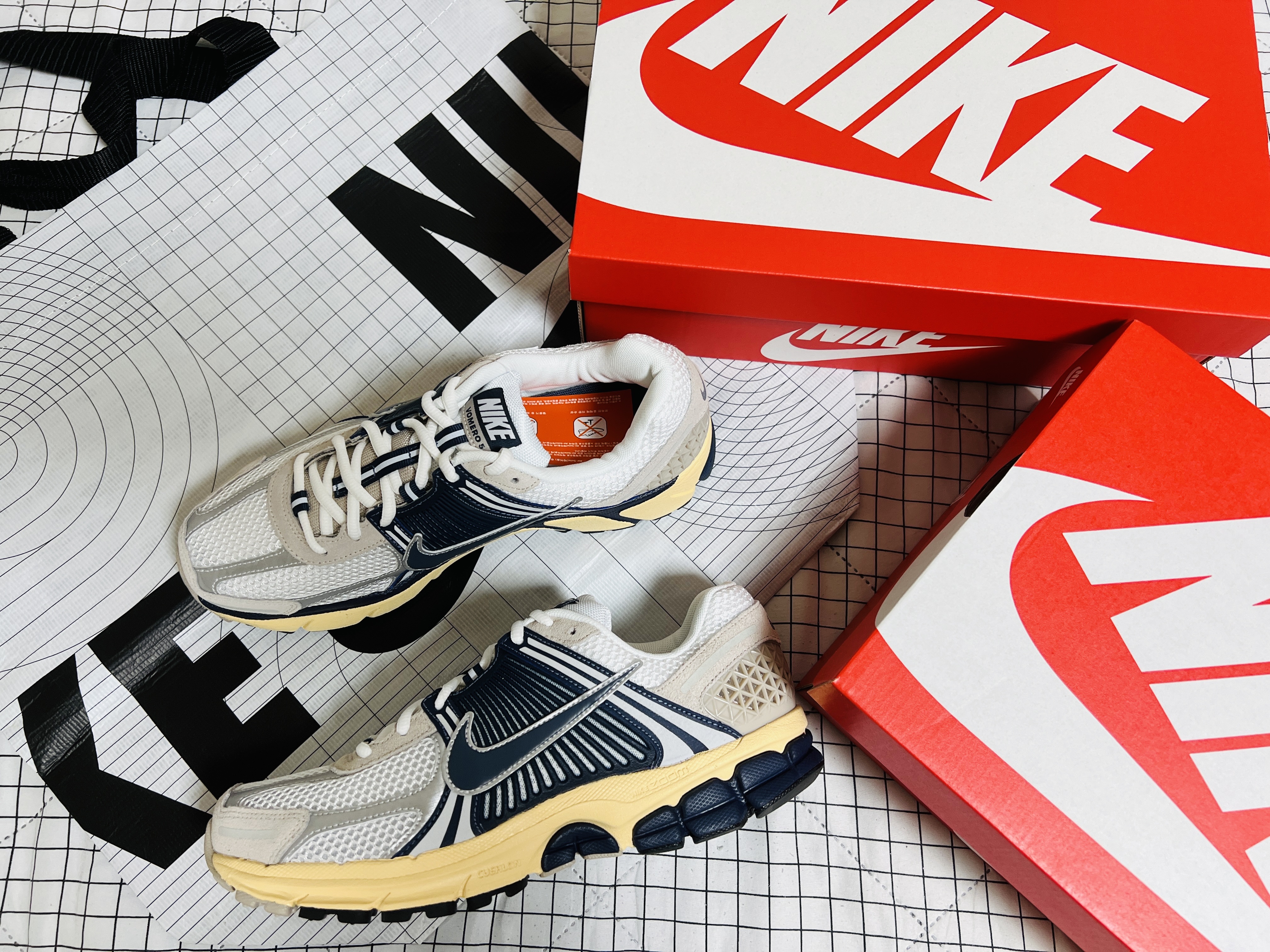 Nike Zoom Vomero 5 White Thunder Blue 착용 스타일 - 1