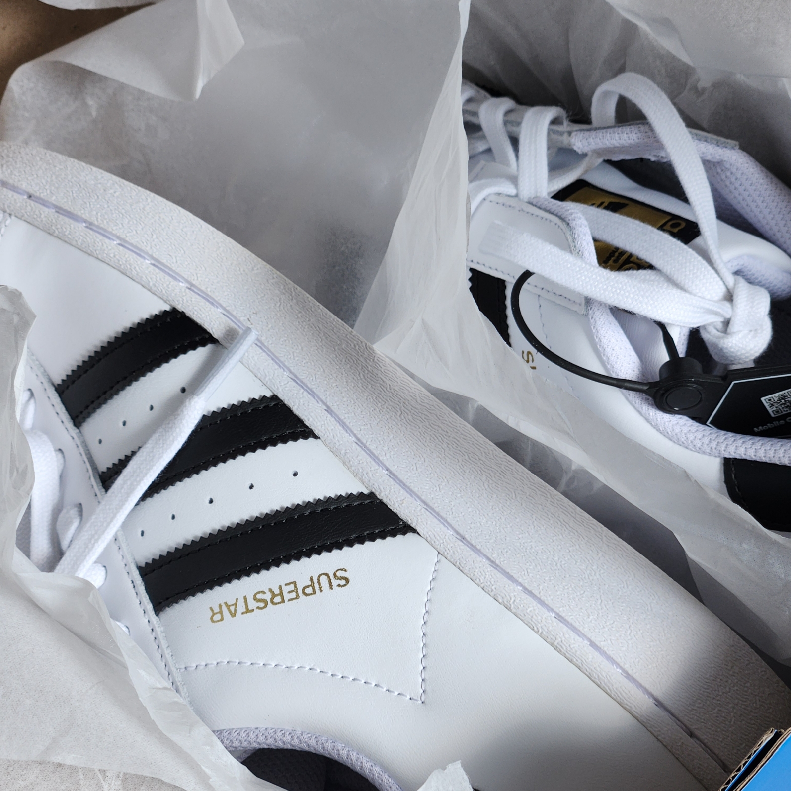 Adidas Superstar White Black 착용 스타일