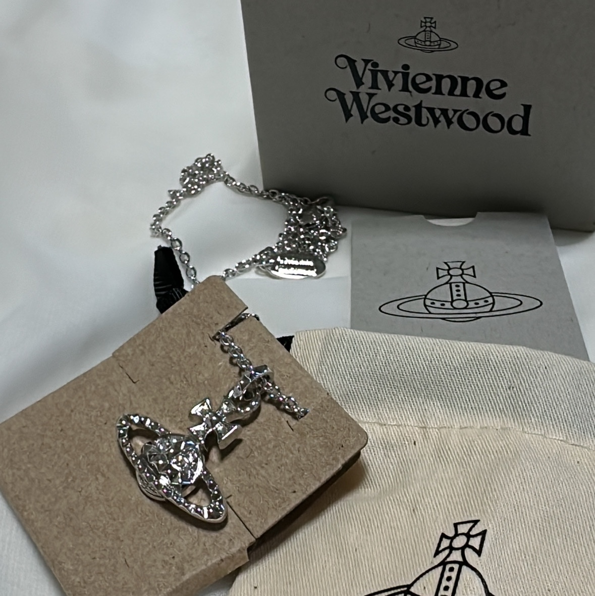 Vivienne Westwood Mayfair Bas Relief Pendant Silver 착용 스타일