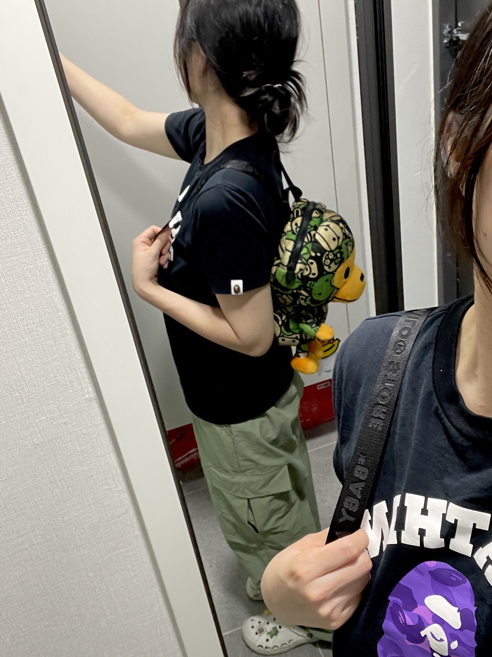 BAPE Baby Milo Plush Backpack Green, BAPE Color Camo College T-Shirt Black Purple 착용 스타일 - 1