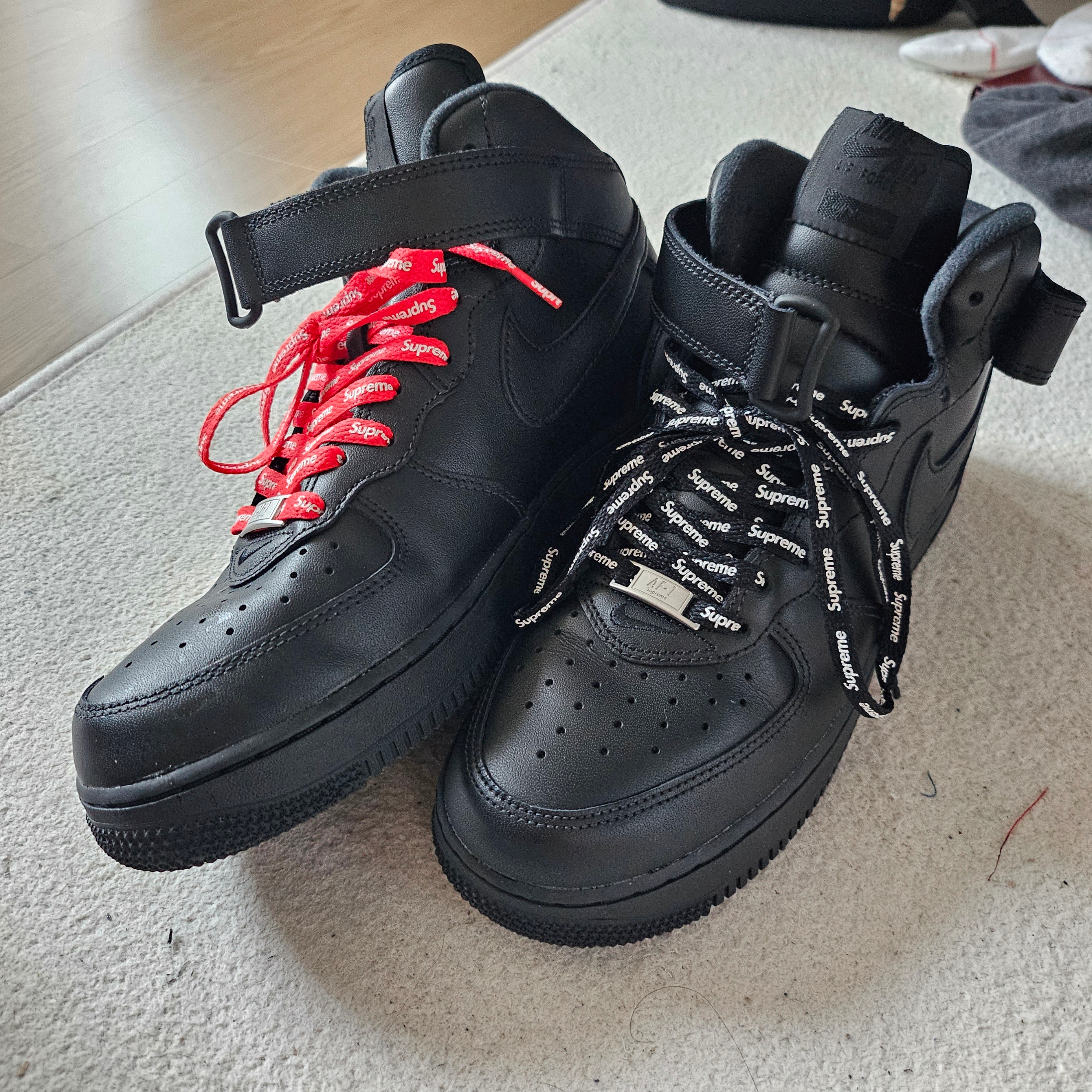 Nike x Supreme Air Force 1 Mid Black 착용 스타일 - 4