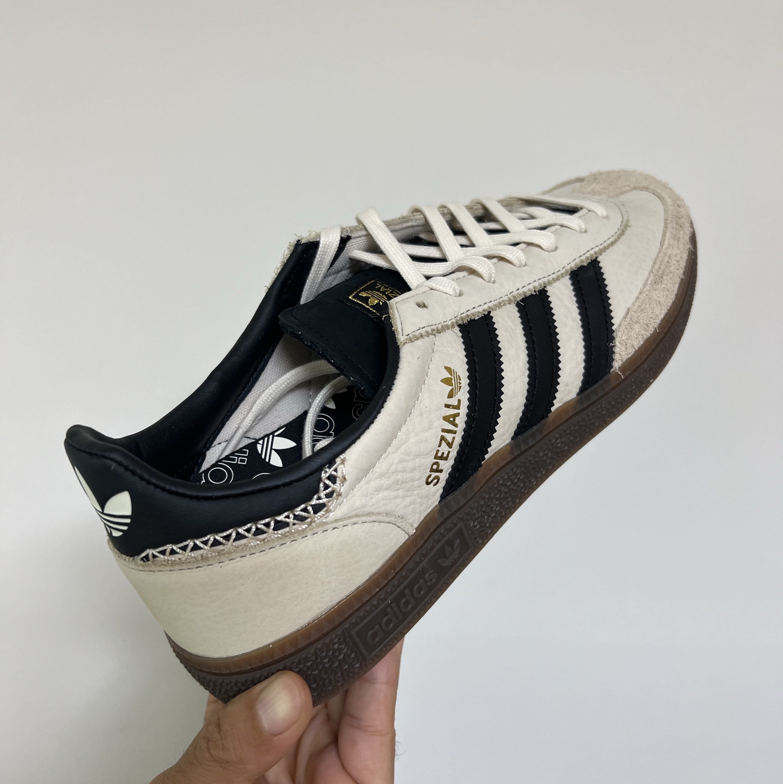 (W) Adidas Spezial Handball Wonder White Core Black 착용 스타일 - 2