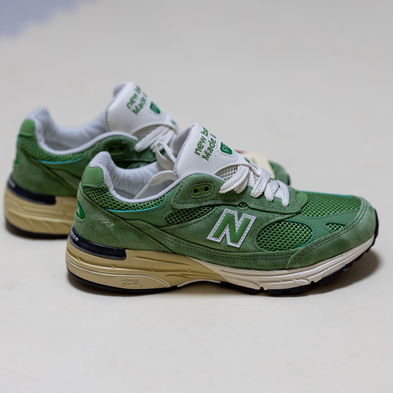 New Balance 993 Made in USA Chive Sea Salt 착용 스타일