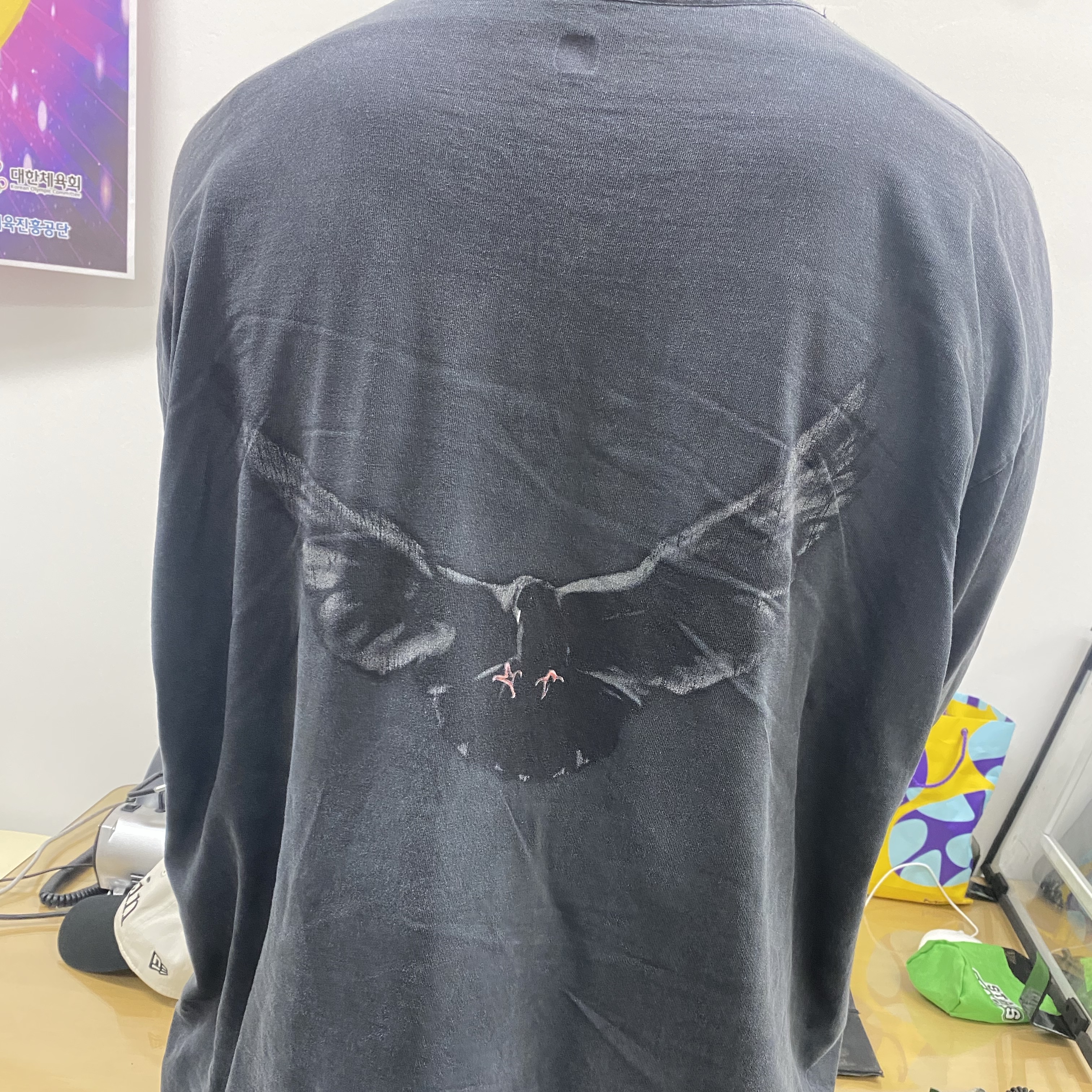 Yeezy Gap Engineered By Balenciaga Dove Long Sleeve T-Shirt Black 착용 스타일