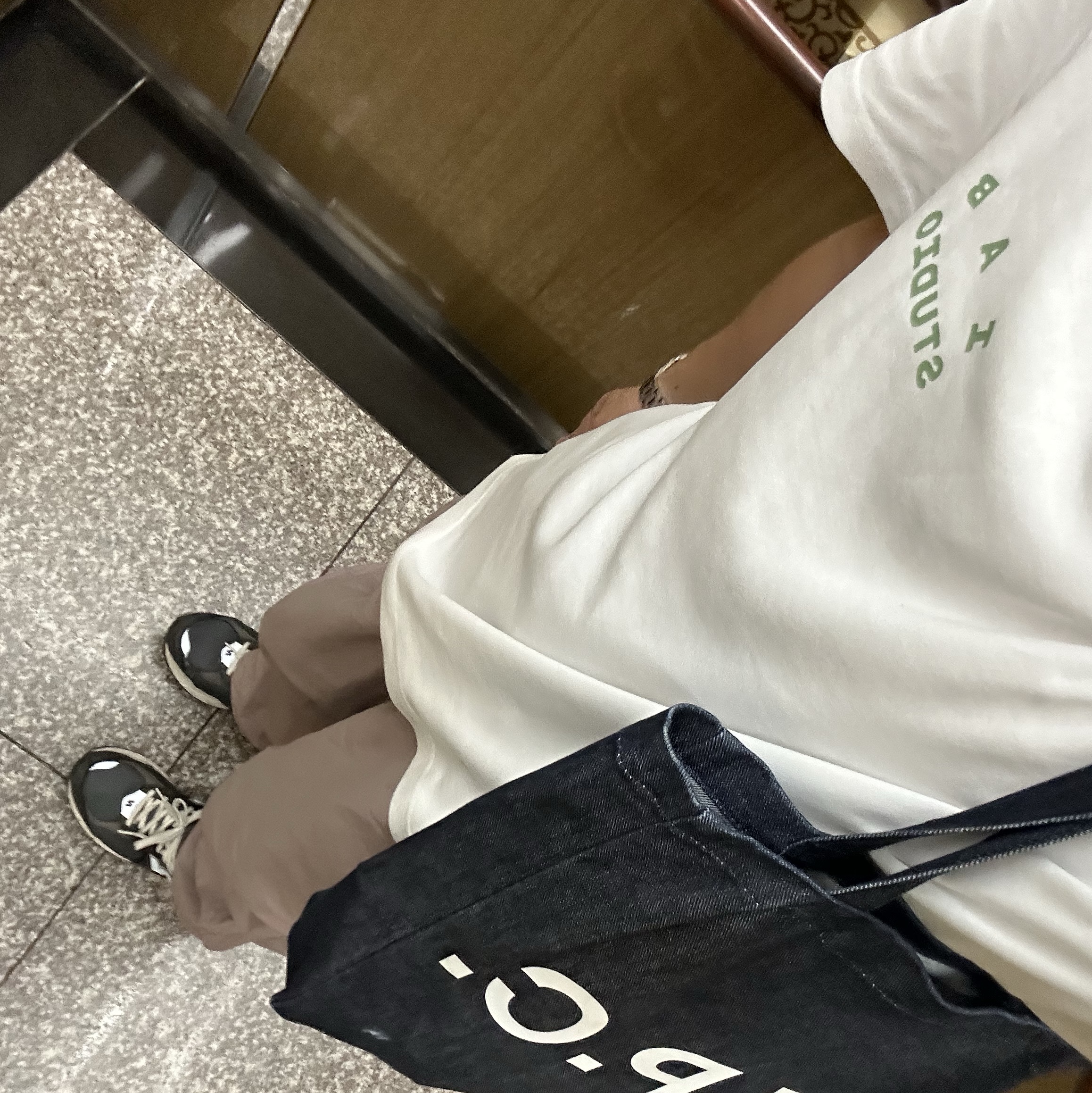 Supreme Paris T-Shirt White - 24SS, Maison Mihara Yasuhiro Peterson OG Sole Canvas Low Sneakers Black 착용 스타일 - 2