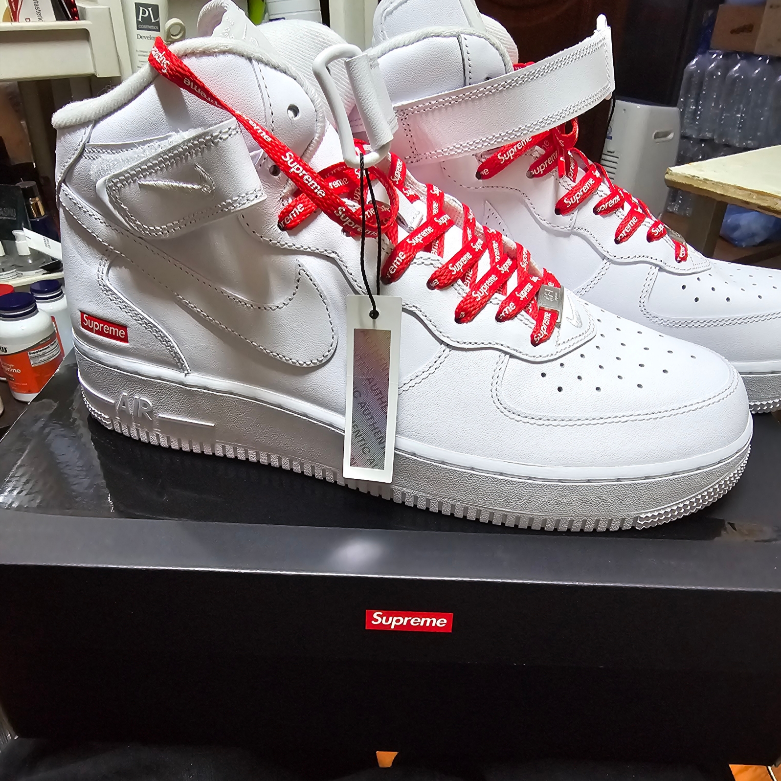 Nike x Supreme Air Force 1 Mid White 착용 스타일 - 2