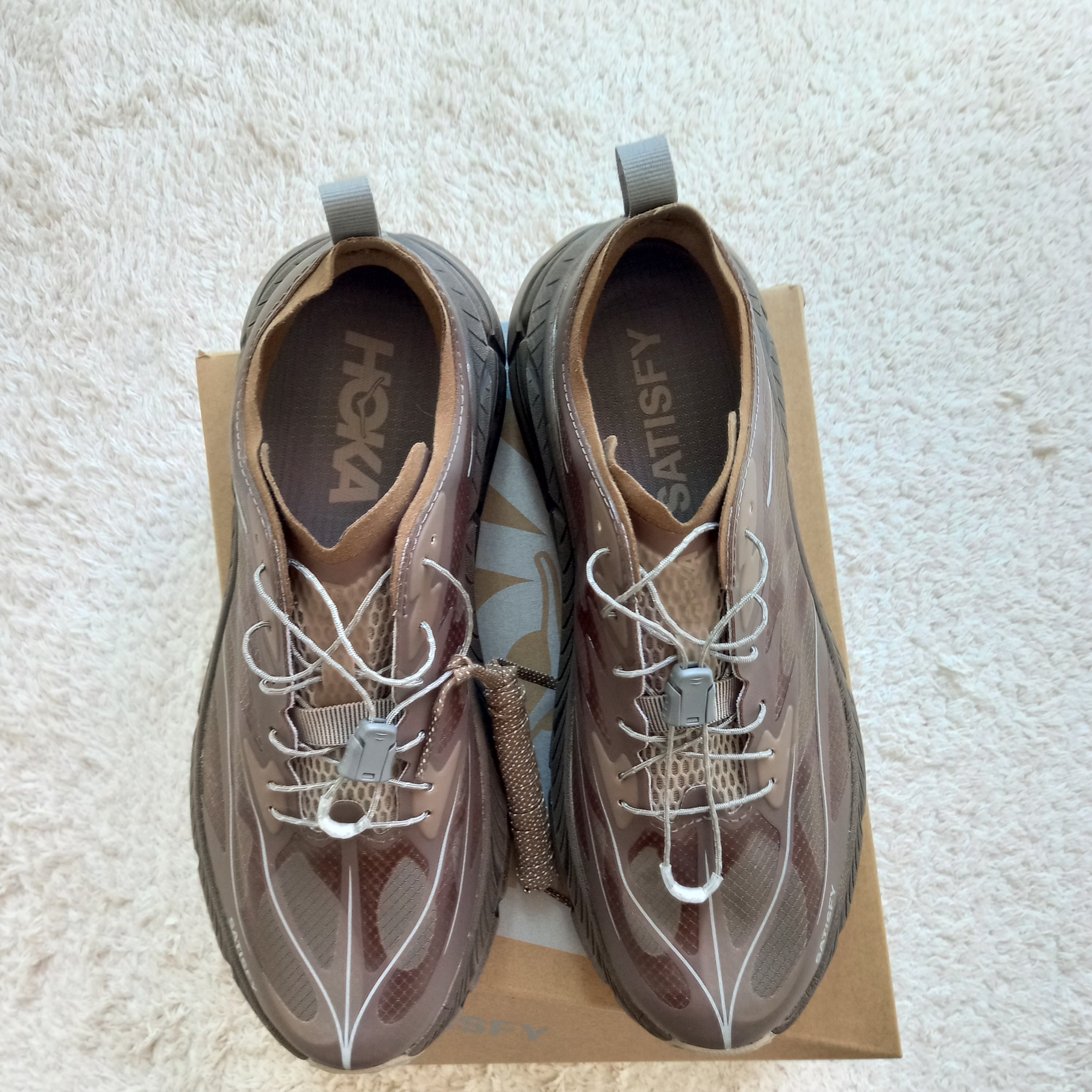 Hoka x Satisfy Mafate Speed 4 Lite Rubber 착용 스타일 - 3