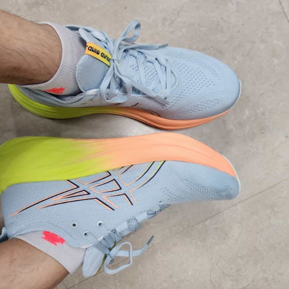 Asics Gel-Nimbus 26 Paris Cool Grey Safety Yellow 착용 스타일